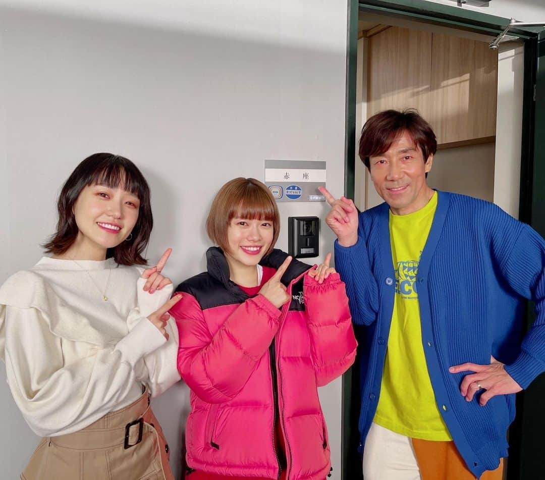 恋です！〜ヤンキー君と白杖ガール〜のインスタグラム：「. 赤座家の玄関の前で❤️ #家族写真 撮りました📸  撮影の合間も いつも本当の家族のように 温かくて仲睦まじい💕 赤座家の皆さんでした☺️  #杉咲花 #奈緒 #岸谷五朗 #恋です！最終回 見逃し配信中⚡️ TVer▶︎tver.jp/corner/f0092255 Hulu▶︎hulu.jp/watch/100098586」