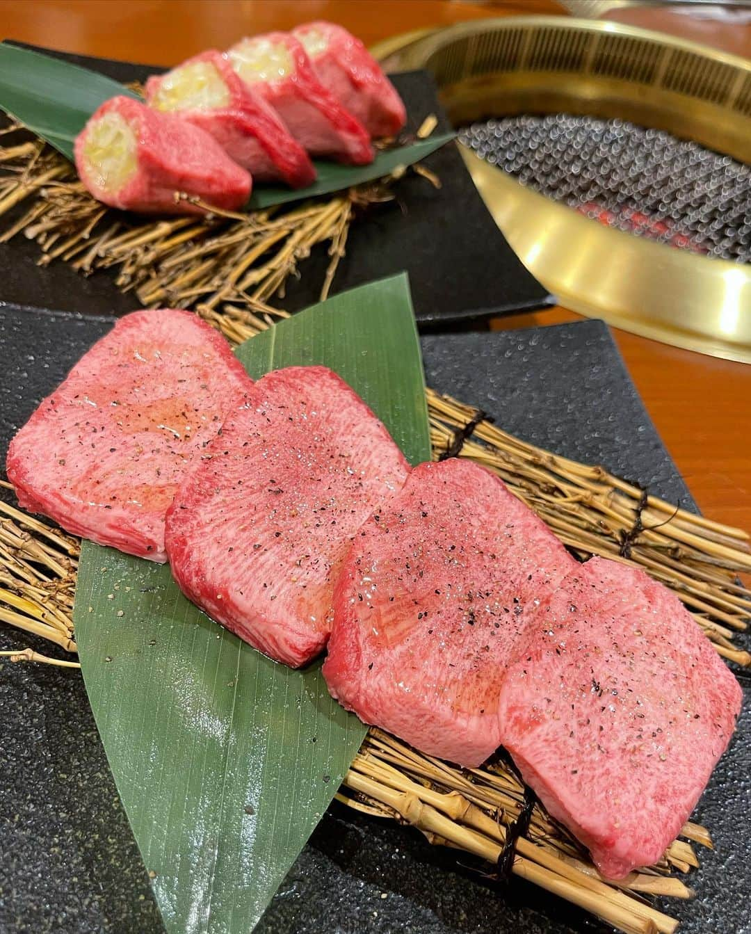 真優川咲さんのインスタグラム写真 - (真優川咲Instagram)「#🥩#🥓#🐂#👅 #🥬 ✨  すきぴちゃん達を引き連れて♡♡👩‍👧‍👧✨ プチ#忘年会 🍻😋✨🧡  大〜好きな #山水縁 さんへ🥩🐂 【 @sansuien_toranomon 】行ってきたよ🥰  もうね、#リピート来店 させて頂いてるくらい あたしと矢野ちゃんのお気に入り店😘🧡  ここの#厚切りネギ包みタン 👅とノーマルの #厚切り#牛タン が優勝すぎて..🤤🥇🏆  定期的に、食べたくなってしまうのです🧡  #完全個室 もあって綺麗だし✨ 個人的に #焼肉 屋さん独特の匂いも 気にならない気がしてる。。🥓💭🤔❤️‍🔥  美味しくて落ち着く#焼肉屋さん です🤗🧡  はぁ。。また行きたい🤤❤️‍🔥 次は新年会〜😽😝✌︎💓✨✨  #女子会#焼肉女子#焼肉女子会#焼肉デート #厚切り生タン塩ネギ包み焼き#タン塩 #ネギタン塩#港区焼肉#pr#咲グルメ💋」12月20日 19時09分 - saki_411