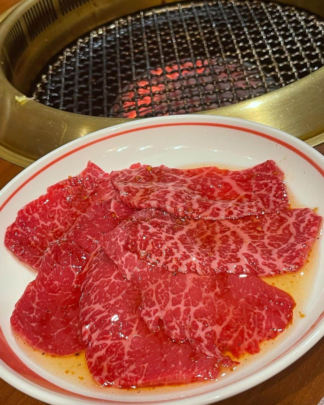 真優川咲さんのインスタグラム写真 - (真優川咲Instagram)「#🥩#🥓#🐂#👅 #🥬 ✨  すきぴちゃん達を引き連れて♡♡👩‍👧‍👧✨ プチ#忘年会 🍻😋✨🧡  大〜好きな #山水縁 さんへ🥩🐂 【 @sansuien_toranomon 】行ってきたよ🥰  もうね、#リピート来店 させて頂いてるくらい あたしと矢野ちゃんのお気に入り店😘🧡  ここの#厚切りネギ包みタン 👅とノーマルの #厚切り#牛タン が優勝すぎて..🤤🥇🏆  定期的に、食べたくなってしまうのです🧡  #完全個室 もあって綺麗だし✨ 個人的に #焼肉 屋さん独特の匂いも 気にならない気がしてる。。🥓💭🤔❤️‍🔥  美味しくて落ち着く#焼肉屋さん です🤗🧡  はぁ。。また行きたい🤤❤️‍🔥 次は新年会〜😽😝✌︎💓✨✨  #女子会#焼肉女子#焼肉女子会#焼肉デート #厚切り生タン塩ネギ包み焼き#タン塩 #ネギタン塩#港区焼肉#pr#咲グルメ💋」12月20日 19時09分 - saki_411