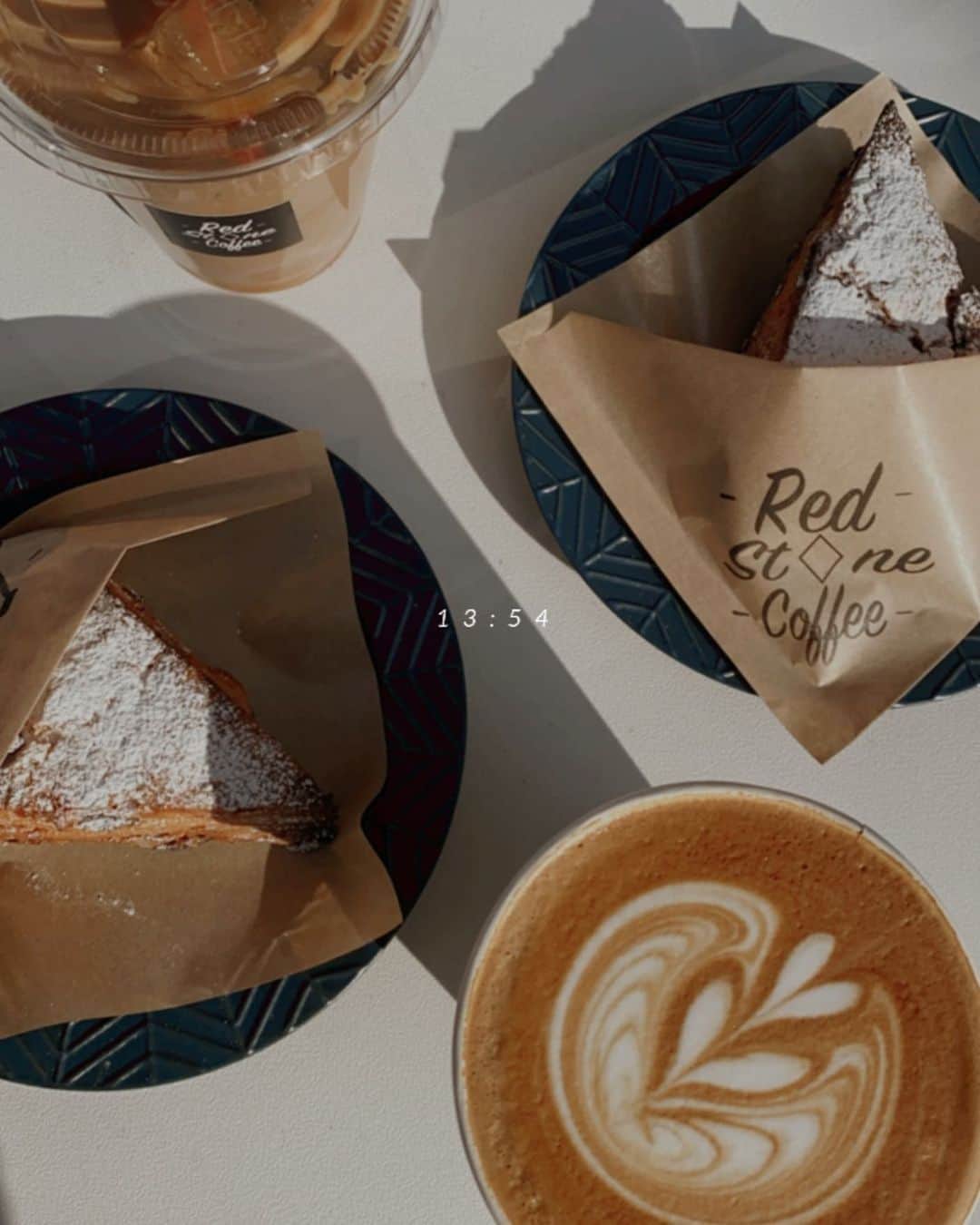 森本あやかさんのインスタグラム写真 - (森本あやかInstagram)「🤍🤍🤍  #latte #latteart #scorn #ラテ #スコーン #シュトーレン風 #期間限定 #美味しい #coffee #redstonecoffee #コーヒー好きな人と繋がりたい」12月20日 19時10分 - ayachi0120