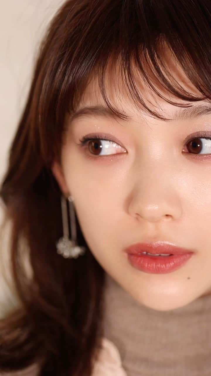大木光のインスタグラム：「可憐にもモードな雰囲気を纏う パープルグレイにラズベリーを下瞼に効かせたアイメイクが色っぽい！ . 商品プロセス付きの動画になります🤘♪ . ご質問は コメントにてお伝え下さい。 お応えできる範囲でお返し致します✨ （DMはお返し出来かねます🙇‍♂️）  𝐻𝑎𝑖𝑟 𝑀𝑎𝑘𝑒  @hikaru027  #メイク#メイク動画 #mimc #shuuemura #lauramercier  #アイシャドウ#アイメイク#アイライン#ブルベ #ブルベコスメ #ピンクメイク」