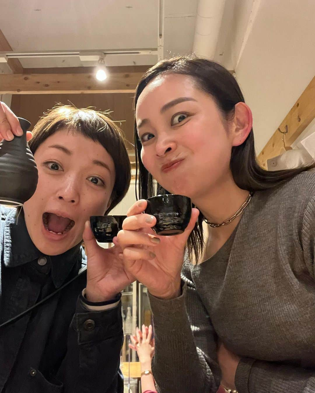 中上真亜子さんのインスタグラム写真 - (中上真亜子Instagram)「2人のお休みが重なったらプチ旅行したりして☺️(どこ行っても飲んでるだけだけどな  いっつも頑張ってるから褒めて、そして酔っ払って来たら信じられないくらい逆に褒めてくれるの。もう全然等身大じゃない褒め方に笑いが出るほどw  　　　　　　　　　いつもありがとう🍺 #私のデコが広過ぎて小雪の髪の毛をもらってるよ自然にね」12月20日 19時38分 - maako_nakagami