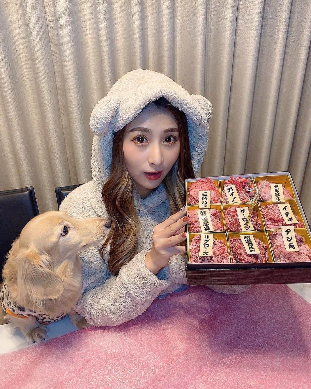 のインスタグラム：「もうすぐクリスマス🎄だし そして年末🎍もやってくるので 久しぶりにお家でゆっくりご飯🎵 ⁡ ということで 特選黒毛和牛A5 9種食べ比べ🥩を いただきました〜っ✨ ⁡ 9種類も一気に食べられて とっても贅沢ぅ🥰 ⁡ 希少部位ばかりでどのお肉も絶品でした👌 ⁡ お家でこんなにおいしいお肉を 食べられるなんて やっぱりお取り寄せ最高だよね🤝 ⁡ #イマココカンパニー #肉 #肉おせち #特選黒毛和牛 #お取り寄せグルメ #お肉 #和牛 #おうちごはん #お家ごはん #肉おせち #肉グルメ #a5ランク」