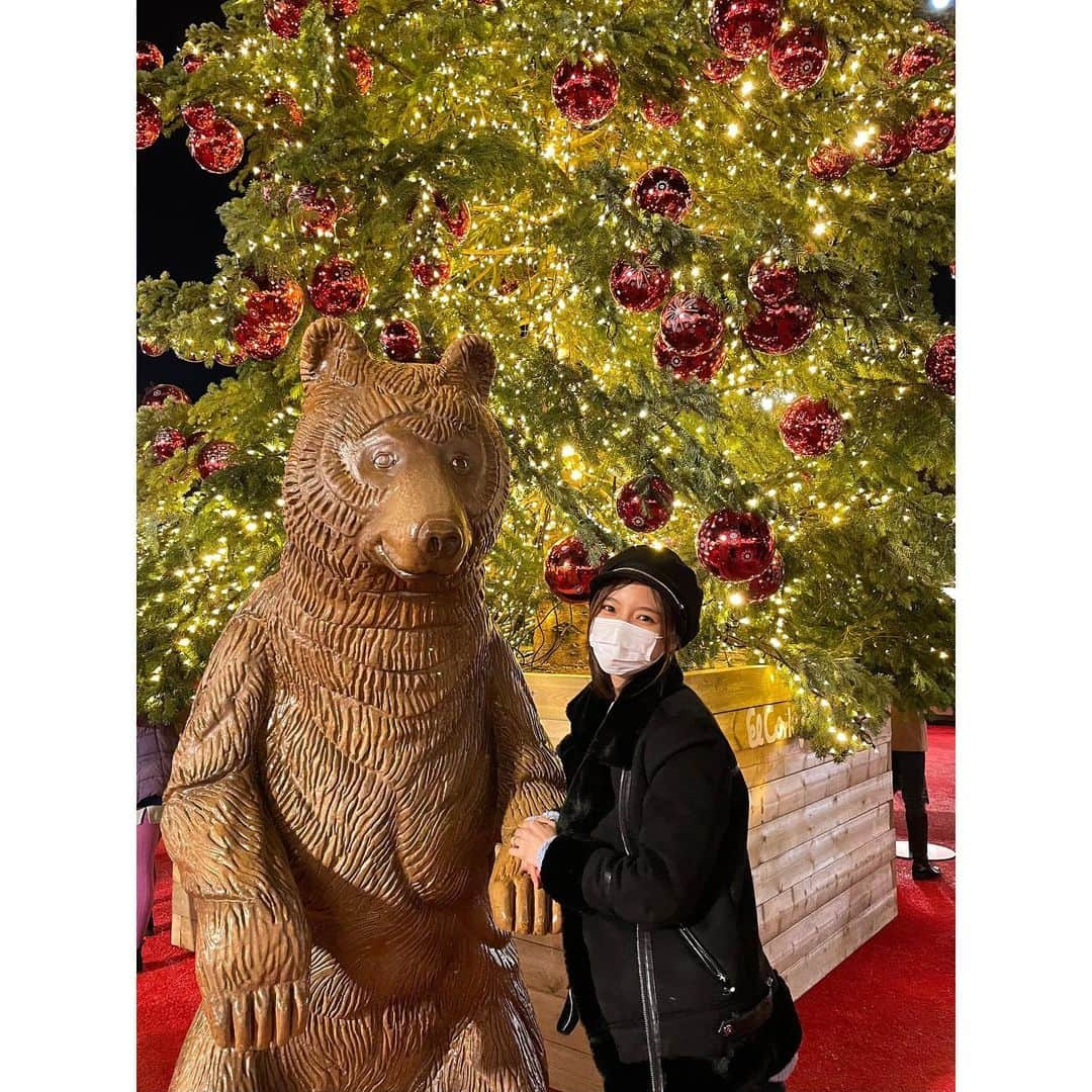 真野恵里菜さんのインスタグラム写真 - (真野恵里菜Instagram)「Mercadillo de Navidad🎄🐻 この間行ってきたスペインのクリスマスマーケット🎅🏻 デパートが主催のマーケットなので 知っているお店がたくさん入っていました！ 気になっていたレストランのご飯を食べて(写真撮り忘れた😂) スーパーでよく見る牛乳のメーカーが カフェワゴンをやっていたので帰りにコーヒーを購入☕️ . .  いろいろなクリスマスソングが流れていて イルミネーションも煌びやかで 久しぶりのお出かけはものすごく気分転換になりました😊 #クリスマスマーケット #スペイン」12月20日 19時43分 - erinamano_official