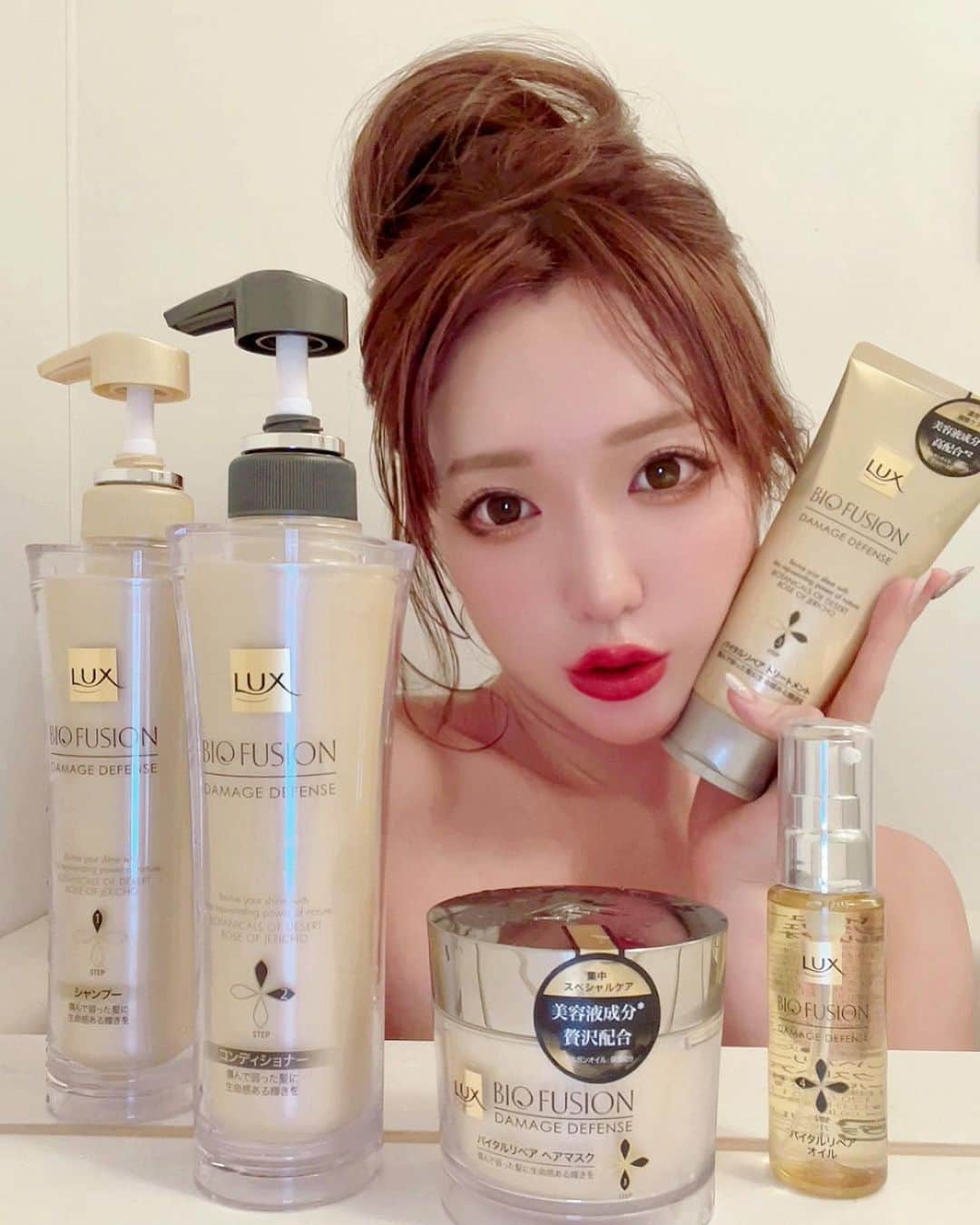 のインスタグラム：「🛁 高級スキンケアにも配合されている 美容液成分が入ってる LUX バイオフュージョンで ヘアケアしてるよ🤍  ダメージを受けた髪の空洞を 補修して毛先まで潤いのある髪になるし 香りも気に入ってる🐇  🐰LUX バイオフュージョン 全5品　　　 ・シャンプー ・バイタルリペア　ヘアマスク ・コンディショナー ・バイタルリペア　オイル ・バイタルリペア トリートメント  艶髪になりたい人ぜひ試してみて🤍  @lux_jp_official    #美髪#美髪ケア#艶髪#ホームケア#ヘアパック#ヘアスタイル#お団子ヘア#バスタイム#ロングヘア#さらさらヘア#ヘアケア#ヘアオイル#シャンプー#トリートメント#サラサラ#ツヤ#ラックス #LUX #ラックスバイオフュージョン #PR」