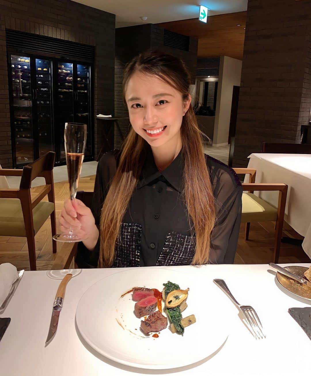 のインスタグラム：「こんばんは⭐️ . 1泊2日で行った @the_raysum でのディナーはホテルの1階にある @maison_the_raysum でフレンチを🍽💕😍 . 久しぶりに行ったけど、やっぱり美味しい😌冬用にメニューも変わってて鮑がぷりぷりだった〜❤️ . ここのホテルの好きなとこは、全部の部屋からゴルフ場が見えるところ✨⛳️朝起きたら見える景色は最後の写真に載せてるよ✌️ .  #ゴルフ#ゴルフ女子#golf#golfgirl#golfswing#ゴルフスイング#sports#スポーツ#スポーツ女子#골프#골프여자#尔夫球#高尔夫#ゴルフウェア#golfwear#raysum#レーサム#dinner#フレンチ」