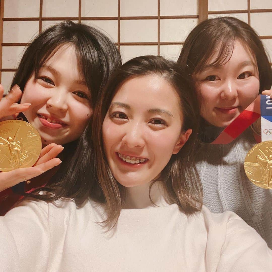 大橋悠依のインスタグラム：「. 大学時代の友達に会いに 初 仙台🚄✨ ． さきめぐとさきめぐFamilyに会えて メダル喜んでもらえてよかった〜〜〜🥺🙏 ． 美味しいもんもたくさん食べれて 終始お腹いっぱいの旅でした（笑） ． さきめぐありがとう❤️‍🔥❤️‍🔥❤️‍🔥 ． コロナが落ち着いたら 皆さんぜひ追分温泉へ♨️ ． #仙台 #石巻 #追分温泉 #仙台意外と近くてびっくり  #牛タンだいすき」