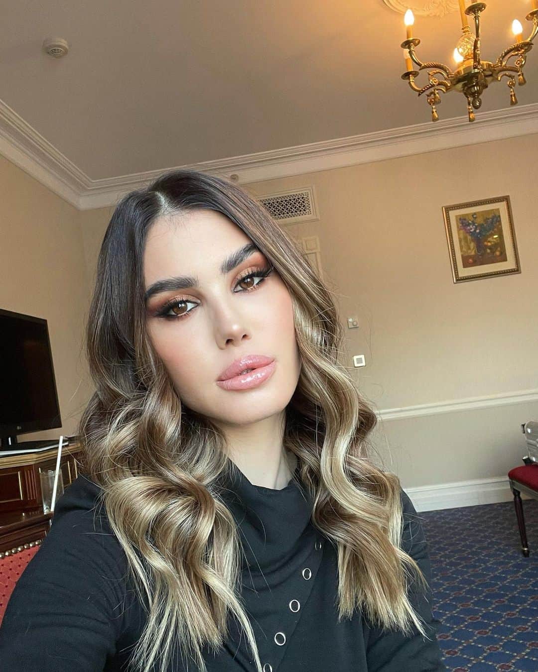 Silvia Carusoのインスタグラム：「Are selfie still a thing ? Anyway this glam was too good to don’t take one 🦭❤️」