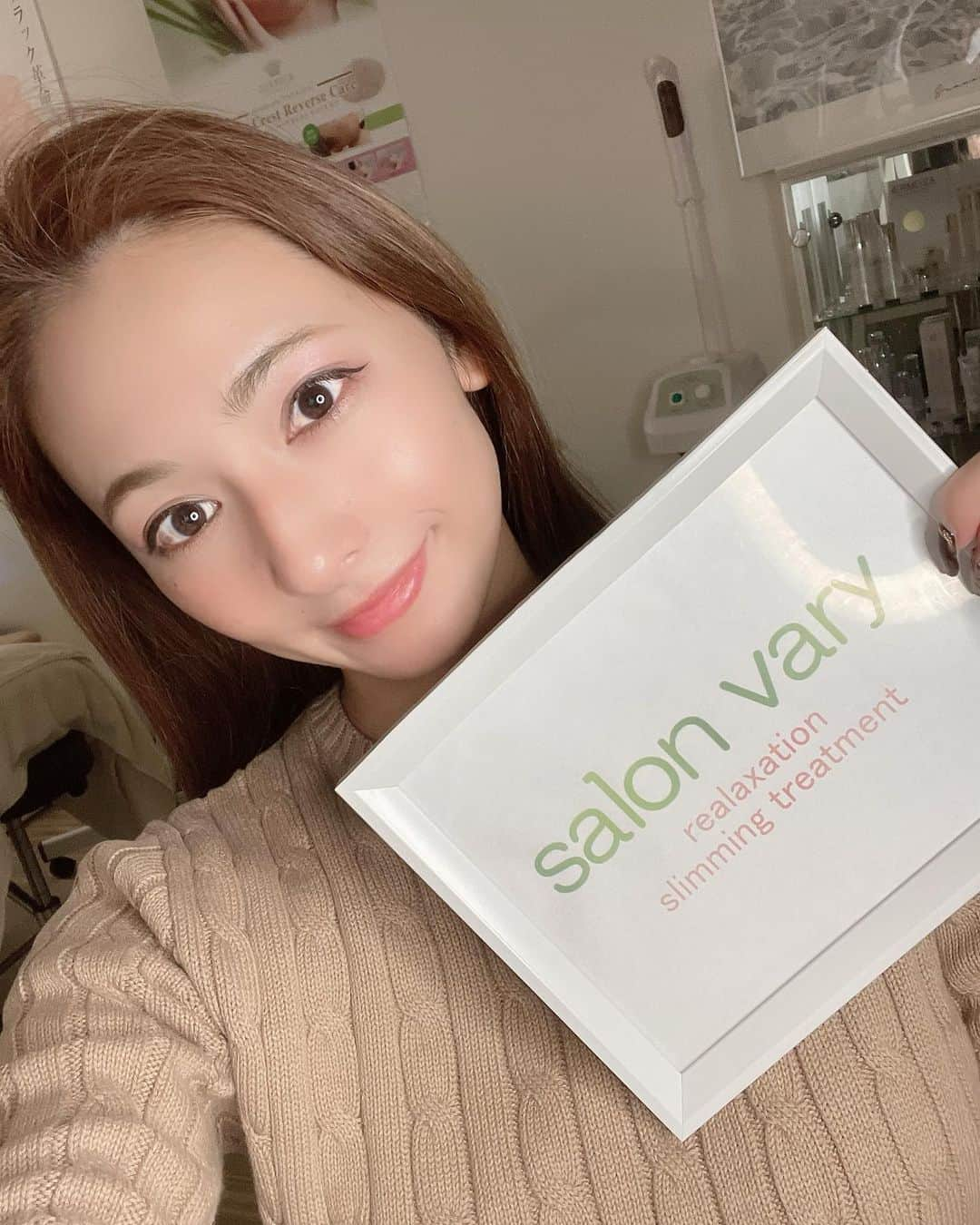 近藤みやびさんのインスタグラム写真 - (近藤みやびInstagram)「先日 @salonvary_official に行って 水玉リフティングをしてきました✨  韓国でとても有名で人気の機械で 日本にはここと数店舗しか置いてないみたい🥺  肌の水分量をアップしてくれるので 乾燥がひどい時期にぴったしの施術でした😭  痛みもなくあったかいだけなのに 終わった直後見てわかるようにお肌プルプルだしトーンもあがってたので いいものに巡り会えた予感🥺✨  メンズも通えるサロンです！ @mens_vary  #水玉リフティング#salonvary#小顔#恵比寿エステ#ブライダルエステ#広尾#ハーブピーリング#スキンケア#最新美容#遺伝子ハーブ#ニキビ#ニキビ跡#アンチエイジング#NMN #おすすめ美容 #おすすめエステ#グロッティ#脂肪溶解注射」12月20日 11時19分 - miyabiiiii_kondooooo