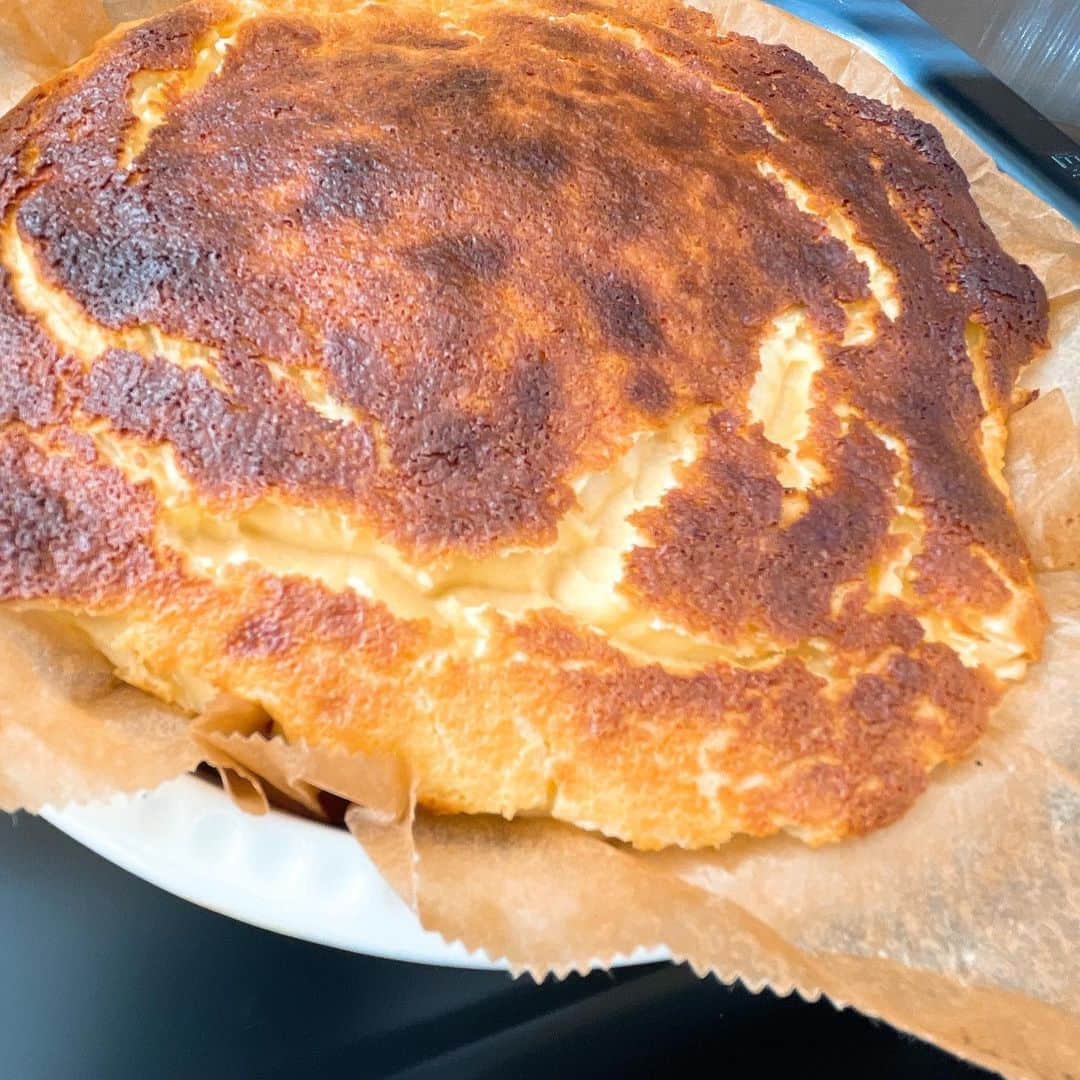 眞鍋かをりのインスタグラム：「ミキサーで混ぜて濾して焼いただけ バスクチーズケーキ」