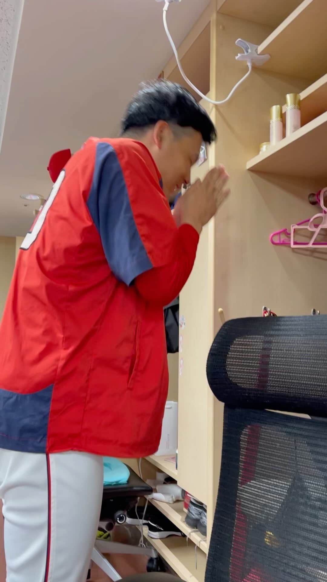 のインスタグラム：「遅くなってごめんなさい🙇‍♂️ 栗林さん。新人王。おめでとうございます㊗️🎉🎊  願いが叶いましたね☺️  また来年も頑張りましょうねチームのために😁  #栗林良吏  #新人王 #おめでとうございます」