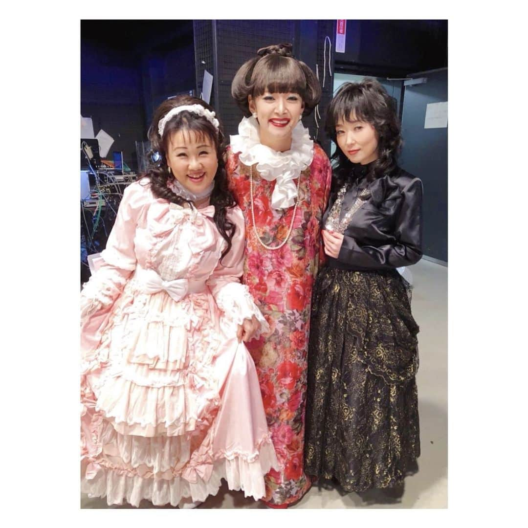 荒牧陽子さんのインスタグラム写真 - (荒牧陽子Instagram)「2021.12.19 歌ものまね下剋上バトル ┈︎┈︎┈︎┈︎┈︎┈︎┈︎┈︎┈︎┈︎┈︎┈︎ 見てくださった皆さん、 ありがとうございます！ ⁡ バトルは松浦航大ｸﾝと✨ 私は通常のものまねメドレーを披露しました。 まさかの満点…!!!🙇‍♀️ アパ社長は、甘く付けたと仰っていたような… ｱﾘｶﾞﾄｳｺﾞｻﾞｲﾏｽ💦 辛口コメント頂いて、有り難すぎました✨ 松浦ｸﾝは相変わらず全部似てて上手（うま）ッ！ 常に新しいのを持ってくる彼は凄すぎます。 今回は勝てたけど、次当たったら…😱 ⁡ ⁡ そして、コラボは先輩方と✨ ⁡ コロッケさんやみはるさんから 沢山教えていただいて 勉強しまくりの1日でした！ ⁡ 美空ひばりさんのコラボでは 動きが難しくて コロッケさんからのアドバイスを貰ったら 動きが美しすぎて驚愕😱凄!!! and楽しすぎ☺️💕 ⁡ 中森明菜さんと松田聖子さんのコラボは みはるさんから 『明菜ちゃんは聖子ちゃんの大ファンだから とにかくいつも聖子ちゃんを見て感激してるの！』 のアドバイスをもらい、 精一杯そんな中森明菜さんを演じてみました✨ ⁡ どうでしたか…🙇‍♀️💦 ⁡ 他にも沢山の方々が出演されていて 写真撮ったので載せます💕 ⁡ みかんちゃんの徹子さんはもう鉄板😋✨ ほいけんたさんはいつも沢山お話しして下さいます✨ いのうえくんはとっても頑張ってる新人ｸﾝ 今後もいろんな場所で会えそうな予感☺️ ┈︎┈︎┈︎┈︎┈︎┈︎┈︎┈︎┈︎┈︎┈︎┈ #コロッケ さん #フッキー さん #ほいけんた さん #みはる さん #みかん ちゃん #松浦航大 さん #いのうえまさと くん #荒牧陽子」12月20日 11時37分 - yoko_aramaki