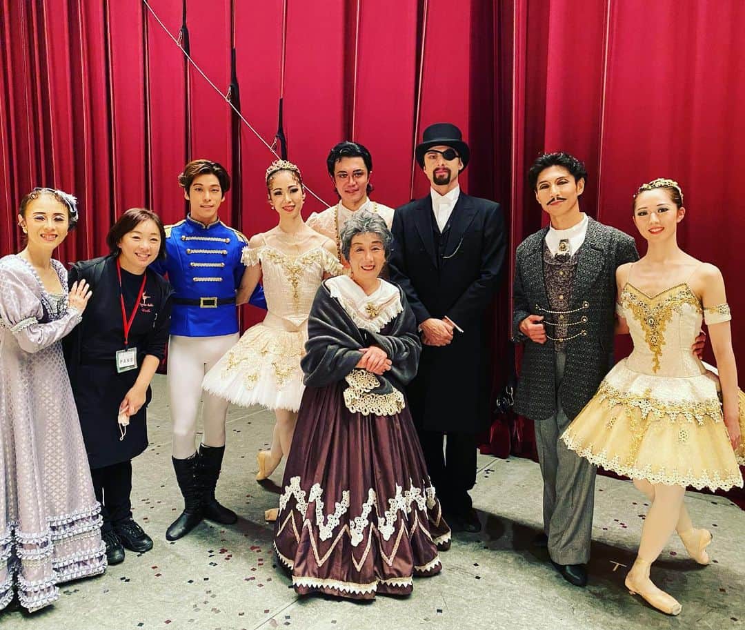 中村祥子のインスタグラム：「佐賀グランドバレエ「くるみ割り人形」が無事に終わりました🎄✨私自身バレエを初めたのが、佐賀の野村バレエ教室であり、あれから様々な経験を重ねてやっとまた野村先生と 舞台をご一緒することができました✨このような機会を与えて下さった野村一樹さんに感謝の気持ちです✨✨今回は、九州で頑張っている子供達との共演で短い期間ではありましが、舞台に向ける子供達の真剣な眼差しやエネルギーを感じることができ、懐かしくもあり、舞台という大切な場所でどう自分自身を表現し経験を次へと繋げていくのかを私自身もみんなに感じてもらえるよう努めなければという思いにもなりました。 野村先生も幕袖から、ずっと パドドゥを見守って下さっていて、とても嬉しかったです☺️ 毎回、舞台にはその瞬間にしか出会えない思いや感情があり、 また今回も様々なことを感じた素敵な舞台となりました❣️ パートナーの遅沢くん　@osozawa_ballet_studio とも久しぶりのパドドゥでしたが 流石のサポート🤩安心して 身を任せることができました🙏ありがとうございます✨ @m0ma6 池本祥真くんも一緒でした👍😊大先輩で憧れていた市来今日子さんと一緒の舞台に立てたことも嬉しかったです🥰　@wieslaw_dudek の ドロッセルマイヤーも久々に見れました😄👍 舞台に関わって下さった皆さま 劇場に足を運んで下さった観客の皆さま、本当に ありがとうございました♥️ 衣装(ティアラ)は遅沢さんとともに　@chacott_jp さんの衣装でした🤩 #nutscrackerballet #saga #performance」
