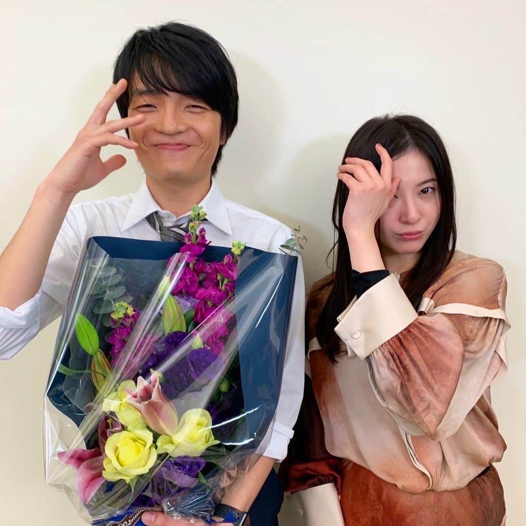 最愛のインスタグラム：「こんにちは〜‼︎ 月曜日！週が始まりましたね、、、 今週もがんばりましょうっ💪  さて、今日のクランクアップ写真🤳 1枚目は、、、 藤井役の岡山天音さん‼️ 陸上部時代のちょんまげなど、ご本人のアイデアを盛り込み、藤井のキャラクターを大きく膨らませてくださいました😌 一人だけ、富山弁にもチャレンジ✨ 最後は最愛ポーズでクランクアップ！  お疲れ様でした💐  #最愛ドラマ #tbs #岡山天音 #吉高由里子 #みんな大好きやよ」