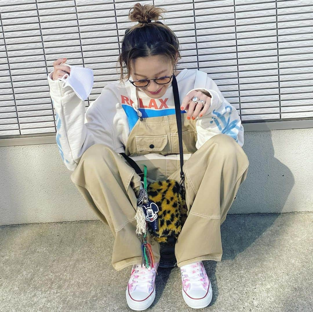 西山茉希さんのインスタグラム写真 - (西山茉希Instagram)「晴れたなら みんなで履こう コンバース  #👟👟👟 #👩‍👧‍👧  近日に 販売開始で 試着した  🌈🤫🌈 #西山茉希 #オリジナルグッズ」12月20日 12時11分 - maki.nshiyama50