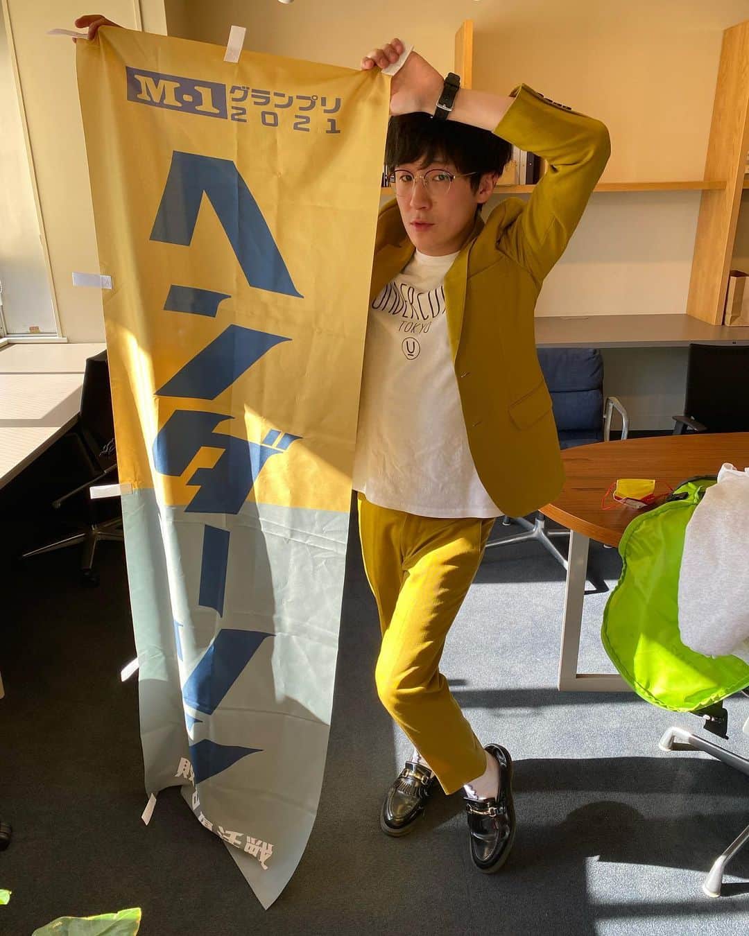 のインスタグラム：「敗者復活戦ののぼり。 僕が欲しいだろうと思って子安さんが大阪まで持って帰ってきてくれたんですが、正直そこまで欲しいとは思ってなかったので記念に写真だけ撮って子安さんに返しました  #m1  #ヘンダーソン」