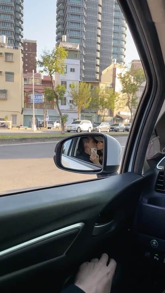 郭圈圈のインスタグラム：「這幾天宏宏的事鬧得沸沸揚揚🔥 女生們是否都突然覺得原本看不太順眼的男友/老公這幾天都可愛起來～比起宏宏真的好乖好棒棒呢😂♥️♥️♥️ #繼續吃瓜 #圈恩cp」