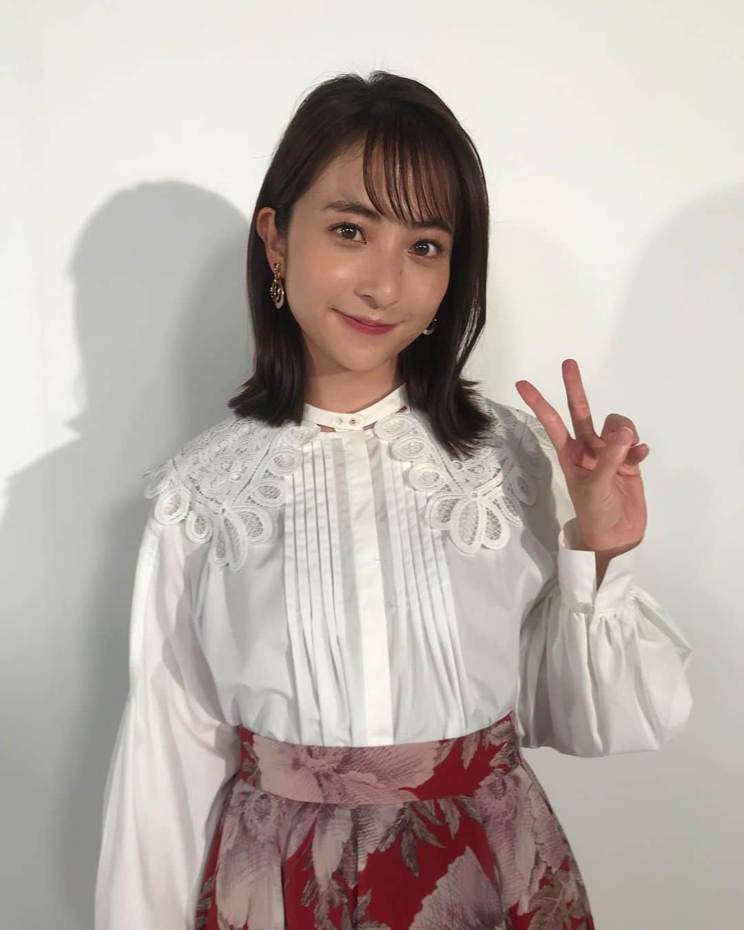 日比麻音子のインスタグラム：「番宣スポットfromTBS (一部地域のみです😅) 現バージョンのご報告です  毎回たくさんのお衣装を用意してもらっております。ありがたや🙇‍♀️ 年末ならではのあのポーズ、 あのスタイルもありますので、 また近々…  2021年もあとすこし。 駆け抜けますー🏃‍♀️ やり残したことを、やり切らなければ…🏃‍♀️  ↓4枚目から。 ・COCO DEAL ・M’s GRACY ・Apaiser lame&ViS ・FABRICE ・LILIAN CARAT」