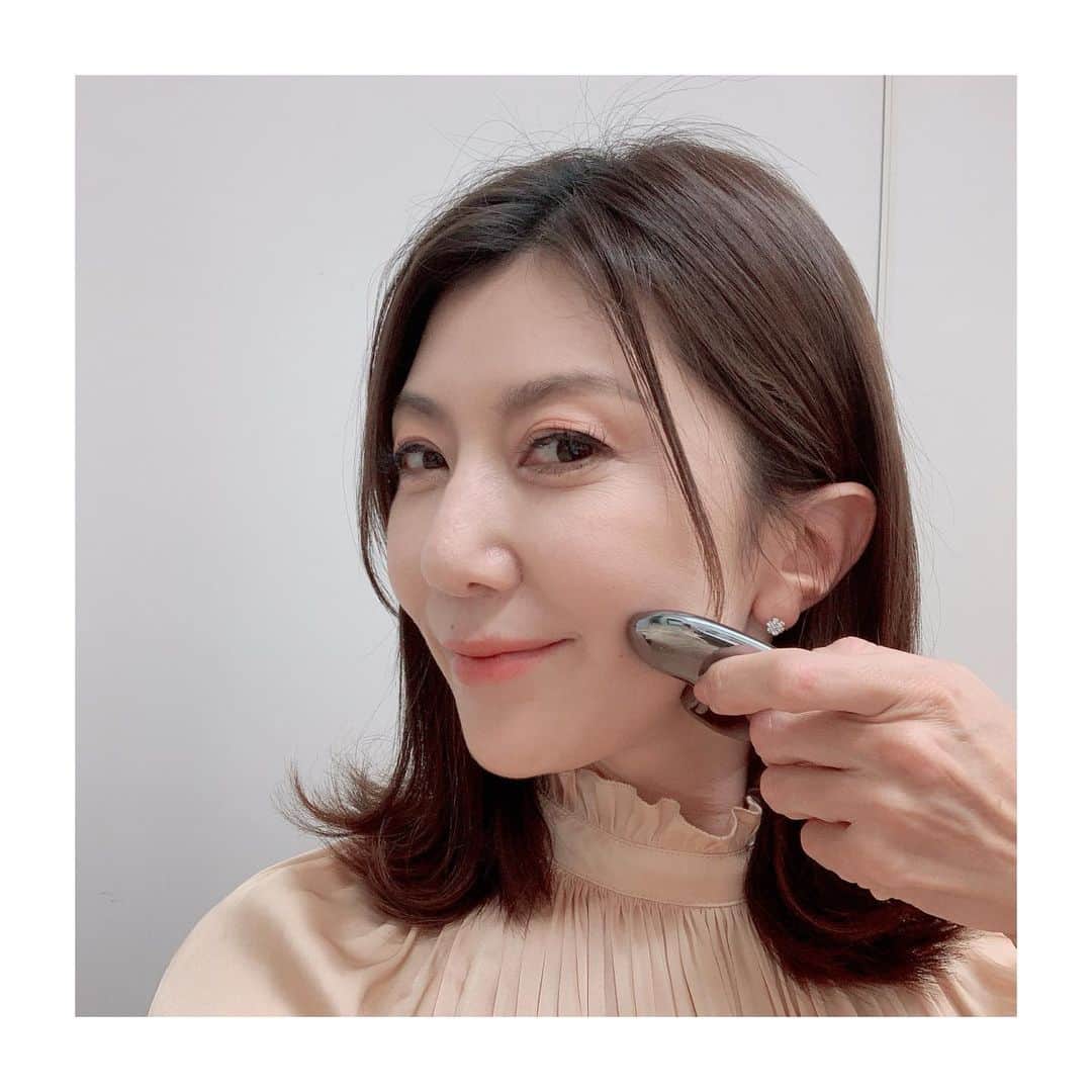 のインスタグラム：「上がれあがれアガレ〜🤣 ・ 今日はハリ不足にお悩みの方（私もその一人笑）に嬉しい 美容液、 エステランサ　リフトエモーションセラムとかっさのご紹介。 ・ スタジオ収録前に自ら暗示をかける。 上がれあがれアガレ〜笑‼️ ・ コラーゲンやヒアルロン酸、エラスチンといった美容成分をくっつける接着剤の様な役割をしてくれる「ケイ素」でハリ、弾力、保水力アップ！ それに、この特製かっさ！ 肌の上を優しく滑らせるだけでめっちゃ気持ち良いんですよ😆 それが！ 今なら〜？？🤣 ・ #衣装は安定の @liesse_official  さん #通販 #通販番組 #売り子もやってます #中空き時間 #畳でお昼寝するかな #夜まで長い」