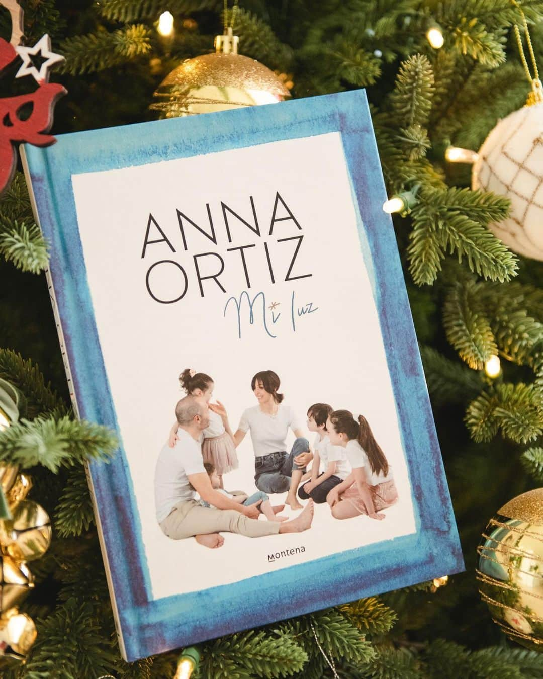 アンドレス・イニエスタさんのインスタグラム写真 - (アンドレス・イニエスタInstagram)「Ya tengo mi primer regalo navideño 😍🎄📖 #MiLuz @annaortiz34   今年初のクリスマスプレゼントが届きました😍🎄📖 #MiLuz @annaortiz34」12月20日 14時42分 - andresiniesta8