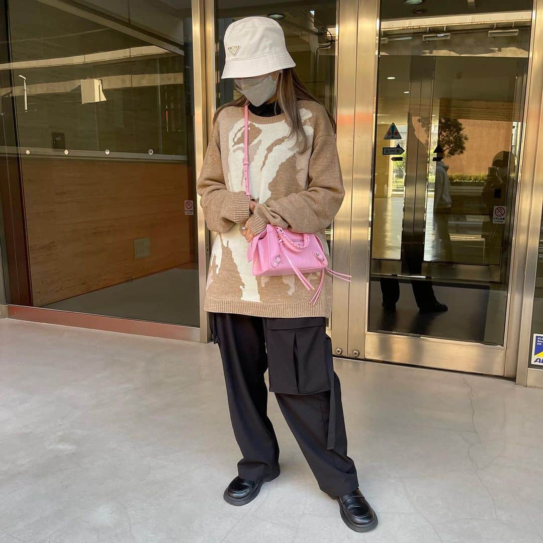 RECLOのインスタグラム：「【RECLO STAFF COORDINATE】  ①BALENCIAGA NEO CLASS CITY MINI ネオ クラシック シティ ミニ  ②PRADA バケットハット ナイロン  #BALENCIAGA #PRADA #バレンシアガ #プラダ #バケットハット #バケットハット女子 #帽子 #帽子コーデ #プレゼント」