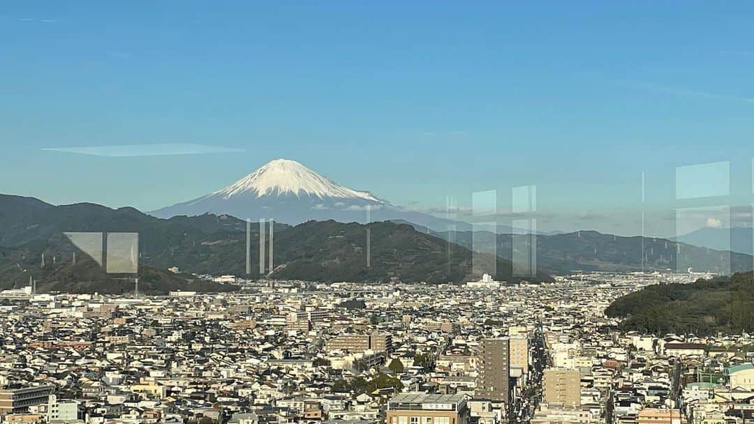 宇垣みなみ友美のインスタグラム：「静岡県庁別館２１階の展望ロビーから見えた富士山🗻 静岡県民の私にとって、いつも見慣れた風景だけどやっぱりい最高だね‼️😆 #静岡県庁別館21階富士山展望ロビー #富士山」