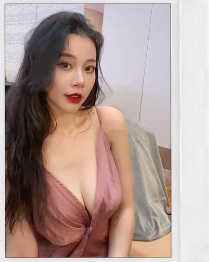 張香香のインスタグラム：「難得打扮了 想說要來拍張美美的照發文 結果吃飽喝足後啥事都拋腦後了😂🤣 只有這唯一自拍刷刷存在感🥲🤪」
