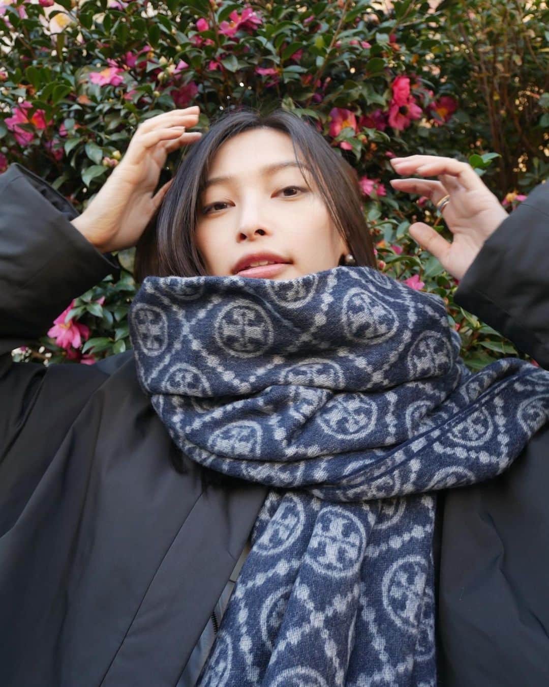 大政絢のインスタグラム：「ぬくぬく🧣  #今日の絢服 #holidaygifts #toryburch 🎁✨❤️」