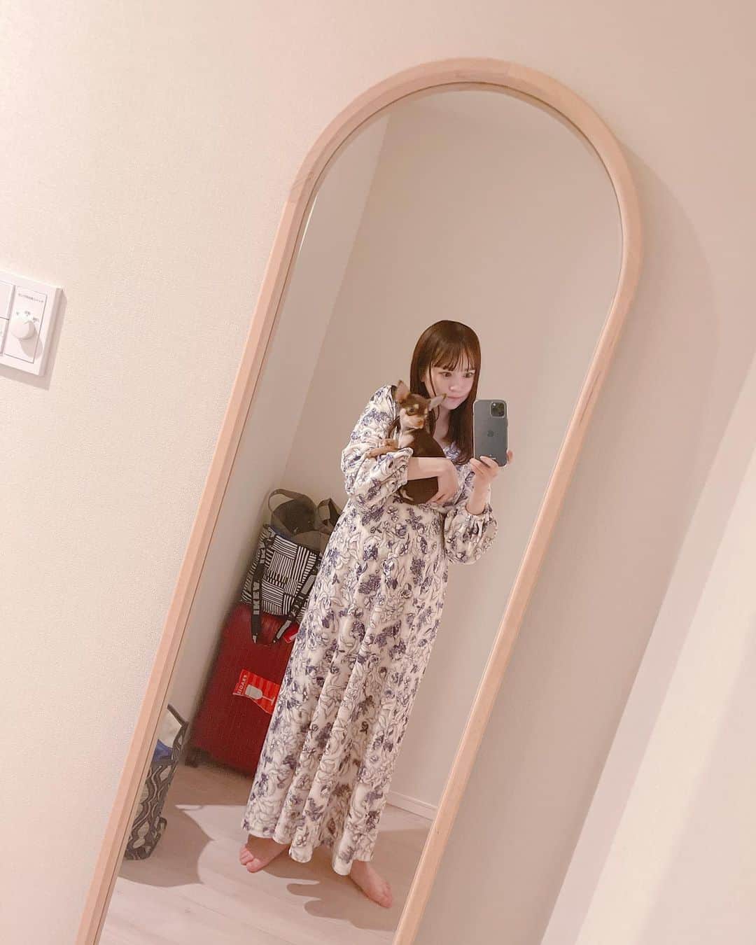 浜田翔子さんのインスタグラム写真 - (浜田翔子Instagram)「𝕞𝕒𝕥𝕖𝕣𝕟𝕚𝕥𝕪 𝕣𝕠𝕠𝕞𝕨𝕖𝕒𝕣  今日のちょこしょこ🥱 ずっとうしろをついてきてかわいい🐶🎀  マタニティ専用のルームウェアではないけど 入院着として少し奮発して買った ルームウェア。 まだまだ赤ちゃんは、こなそうだから着てみたら フリース生地でパッドもついてて 楽で 気持ちいい😍🤍  #臨月　#妊娠10ヶ月  #38週」12月20日 17時19分 - shoko_hamada