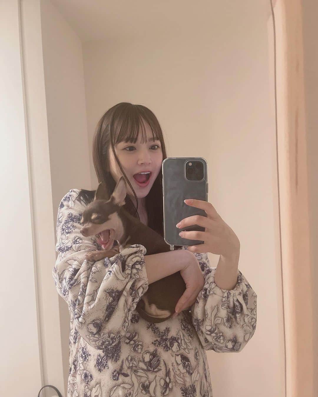 浜田翔子さんのインスタグラム写真 - (浜田翔子Instagram)「𝕞𝕒𝕥𝕖𝕣𝕟𝕚𝕥𝕪 𝕣𝕠𝕠𝕞𝕨𝕖𝕒𝕣  今日のちょこしょこ🥱 ずっとうしろをついてきてかわいい🐶🎀  マタニティ専用のルームウェアではないけど 入院着として少し奮発して買った ルームウェア。 まだまだ赤ちゃんは、こなそうだから着てみたら フリース生地でパッドもついてて 楽で 気持ちいい😍🤍  #臨月　#妊娠10ヶ月  #38週」12月20日 17時19分 - shoko_hamada