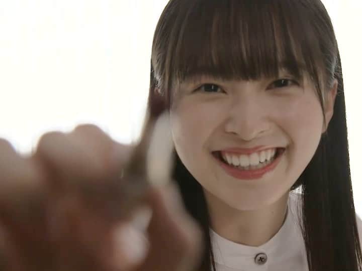 この初恋はフィクションですのインスタグラム：「. ＿＿＿＿＿＿＿＿＿＿＿＿ ♡  思い出オフショット ♡ ￣￣￣￣￣￣￣￣￣￣￣￣ 泉、オーディションに行くため  リップを塗って「よしっ」と言うシーン。  口に塗らずカメラに塗ろうとして  スタッフと遊んでます😂🎥  #この初恋はフィクションです  #初恋F #エモサス #飯沼愛  #YouTubeで全話配信」