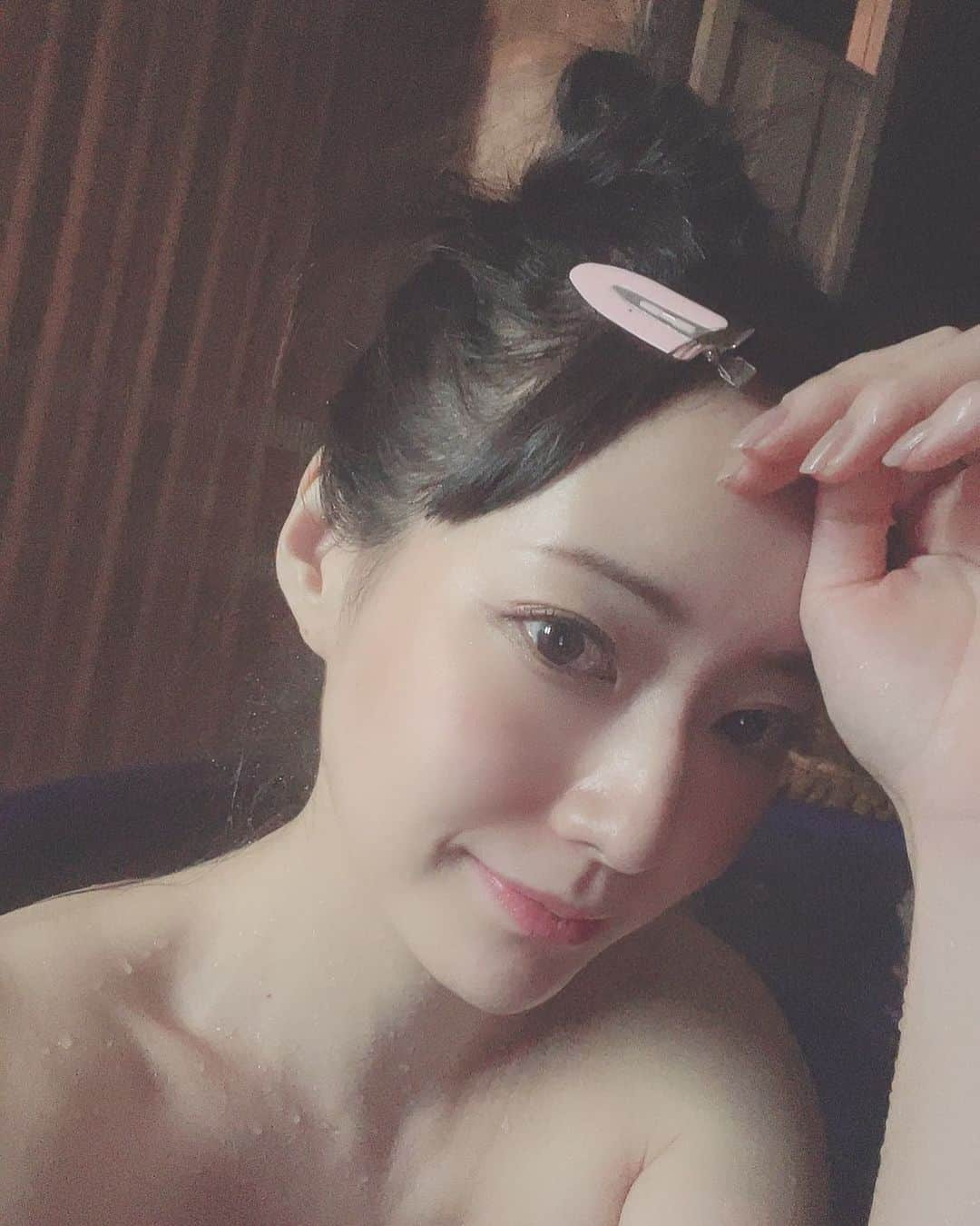 吉山りささんのインスタグラム写真 - (吉山りさInstagram)「♨️ 兎にも角にも、とにかく眠い🥱🥱🥱  温泉大好き😴🐰🐷🦄🦕💕  前髪の救世主現る😎  #吉山りさ #モデル  #フリーランスモデル #フリーモデル   #美容 #美肌ケア #model #Japanese #温泉 #温泉ソムリエ #お酒 #お風呂 #温泉モデル #温泉女子 #hotsprings #bañarse #모델 #pr #インフルエンサー #onsen #出張撮影 #night  #mondaynightfever #champagne  #温泉好き女子    #ぎゅーっnight 😪🥱😴」12月20日 17時58分 - oreorerisa