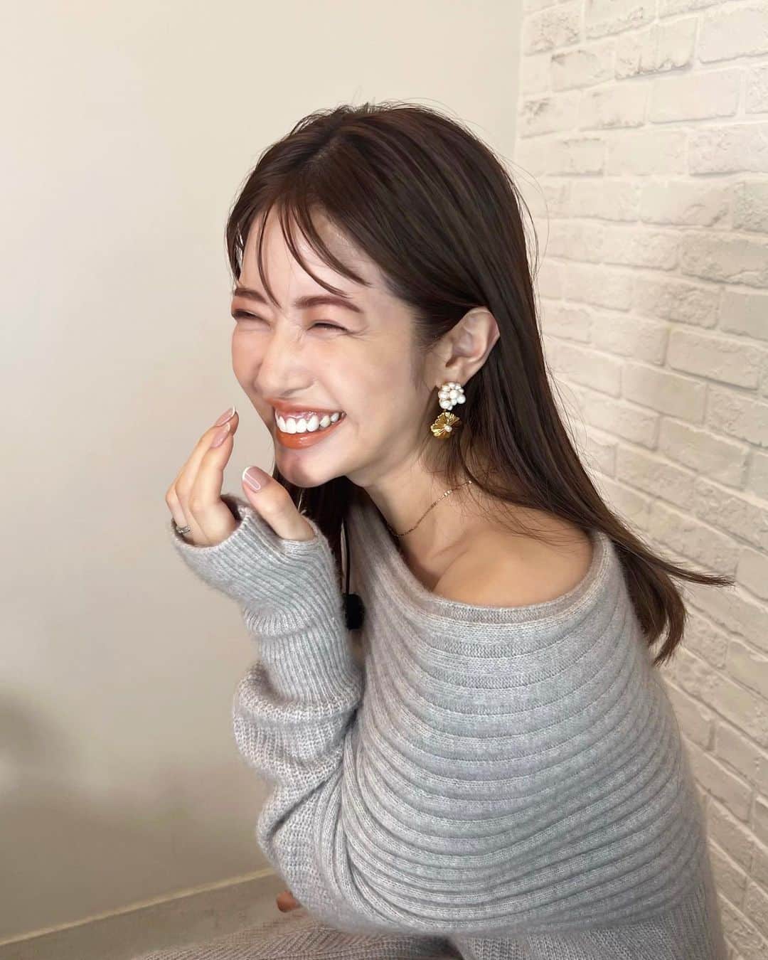 舟山久美子（くみっきー）のインスタグラム：「先日、YouTubeでとっても楽しい撮影をしてきたの♪ ヘアメイクの長井かおりさんコラボでエスプリークを使った時短メイクを教えてもらったよ！ バタバタと忙しい毎日の中でも、時短しながらも美容液入の下地で時短ケア✨  実際使ってみて思ったのは、冬でもとにかく潤うということ✨ そして肌のトーンが上がるので年末で疲れ気味な肌も生き返るし上品なツヤ肌に仕上がる。  撮影後に家のことをばーっとしましたが、全く化粧崩れせずで感動しました！🥺♡  YouTubeみて、もう一度長井さんメイクトライしてみたいと思います♪  #エスプリーク #PR  @kose_official」