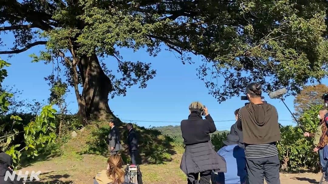 のインスタグラム：「栄一と喜作の最後のシーンのメイキングをお届けします。  とってもいい天気の中、これが最後とは思えないくらい、撮影の合間にいつものように話す2人。  獅子舞の踊りは、第2回の撮影以来だったそうですが、栄一と喜作らしい楽しげなシーンとなりました。  #青天を衝け #吉沢亮 #高良健吾 #青天メイキング #青天オフショット #最終回は15分拡大版」