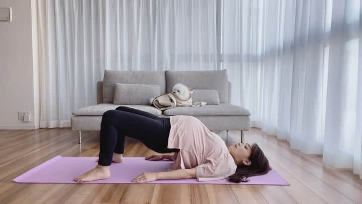 のインスタグラム：「1ヶ月検診で先生からも許可が出たのでヨガ再開〜🧘🏻‍♀️✨ 今朝久しぶりにヨガ Liveしたら、平日の朝にもかかわらず1500人の方が来てくれました☺️  すずちゃんとお誕生日近いママや同級生のママ、これから出産を控えているママさんたちとお話しながら楽しかった〜🥰 寝起きの👨🏻も登場笑笑 ありがとうございました🤍  またすずちゃんの機嫌がいいときにベビーヨガやりたいなぁ👶🏻♡  動画はまだ出産前だけど、これは本当産後にもおすすめのポーズ！ 骨盤底筋を鍛えることで、骨盤のゆがみ調整にもなるし、産後多いと言われる尿漏れ対策にも◎  私は妊婦のときからやっていたおかげか、先日均整院に行ったら骨盤まったくゆがんでないと言われました😳わーい！  あとは産後授乳や抱っこで、肩こりや肩が巻き気味になりやすいので、これをすると伸びて気持ちいいよ〜🥺！ 肩こり辛いママぜひ伸ばしてあげましょ❤️‍🔥  #産後#産後ヨガ#産後ダイエット#ヨガインストラクター#ヨガウェア#骨盤矯正#骨盤底筋#骨盤矯正ストレッチ#妊婦#マタニティヨガ」