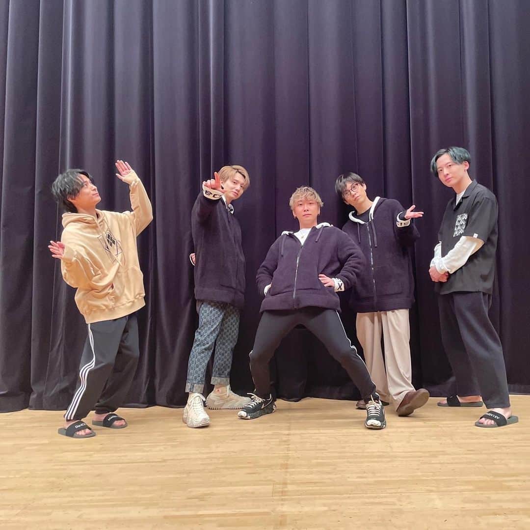 大野雄大のインスタグラム：「こんばんは！！^ ^  昨日は栃木公演、お越しくださった皆様、 応援してくださった皆様、 ありがとうございました😊✨  そして振替によってこれなくなってしまった皆様、本当にごめんなさい。。  また必ず栃木に戻って来させていただきますので、その際にまた予定が合いましたら是非遊びに来て下さい✨  というわけで本日は楽曲制作をさせていただいています！✨  とても良い仕上がりになりそうです！！^ ^  #髪ボサボサで楽曲制作笑 #楽しすぎる」