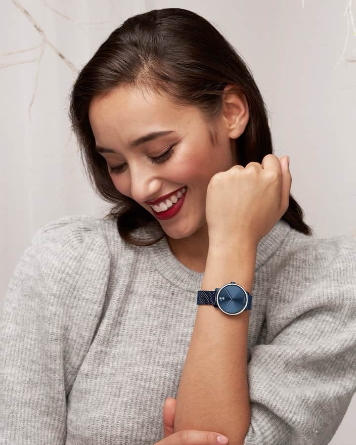 モバードのインスタグラム：「A gift we promise she'll love...this beautiful blue #MovadoBold shimmer watch with a crystal bezel. Something we know you'll love…free overnight shipping on Movado.com begins today. Place your order by 12/23 noon EST for delivery by Christmas. Head there now to finish your holiday shopping!」