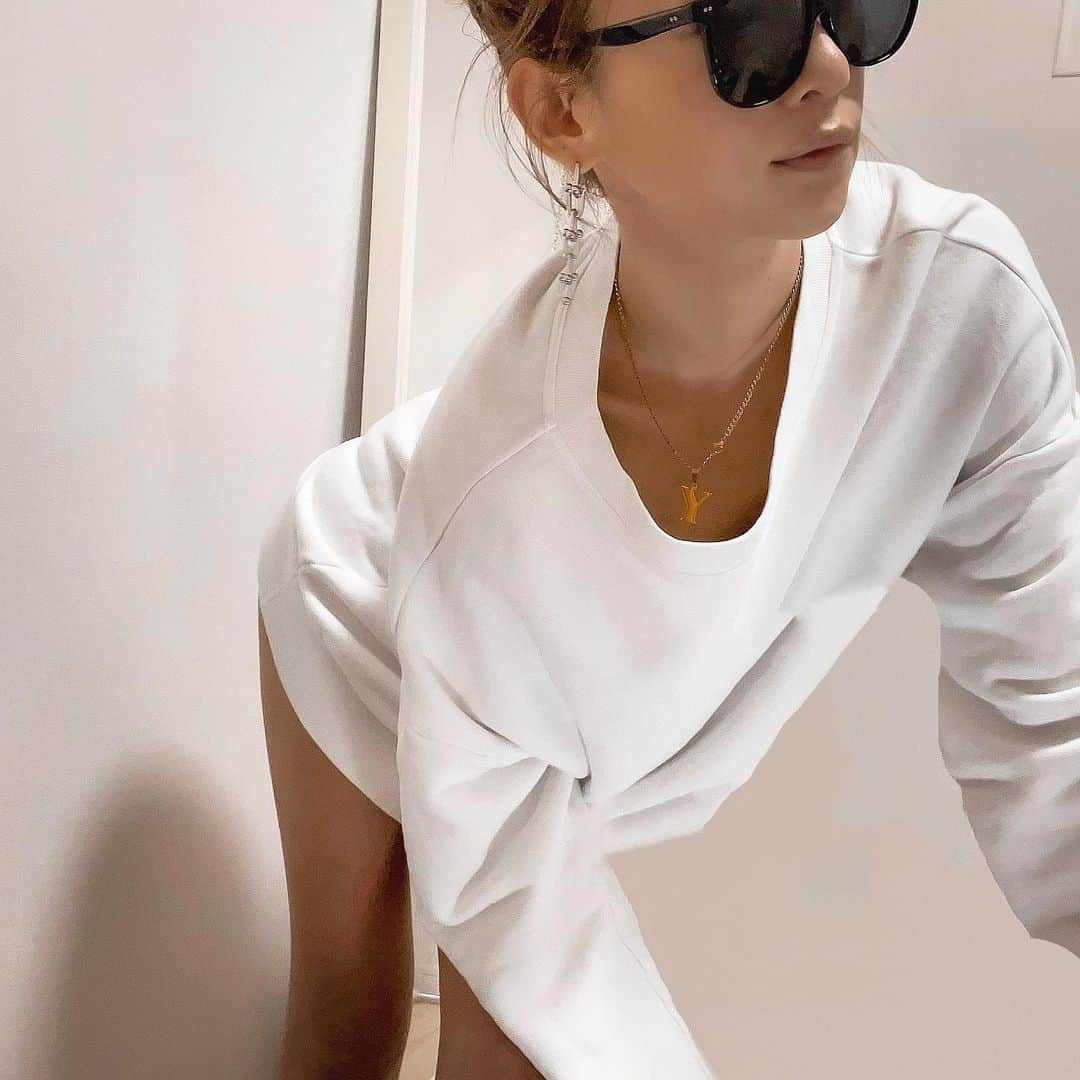 長谷川唯のインスタグラム：「・ ・ Uチェーンピアスめちゃお気に入り🧡SMARTGIFT第二弾発売したので絶対に絶対見てほしい〜🥺🥰❤️‍🔥❤️‍🔥 ・ ・ 私が付けてるUチェーンピアスも今日発売したよ〜✨✨皆に素敵な商品が届けられるよう、まだまだまだ頑張ります✌🏻 ・ ・  #アクセサリー #accessories #jewelry #new #original #pierce#love #happy#today #アクセサリー女子 #girl #smartgift #gift #ギフト #present #プレゼント #結婚祝い #記念日 #記念日プレゼント #anniversary #誕生日 #誕生日プレゼント #gold #サージカルステンレス #プチプラ #大人可愛い #ブレスレット #ピアス #ootd #fashion」