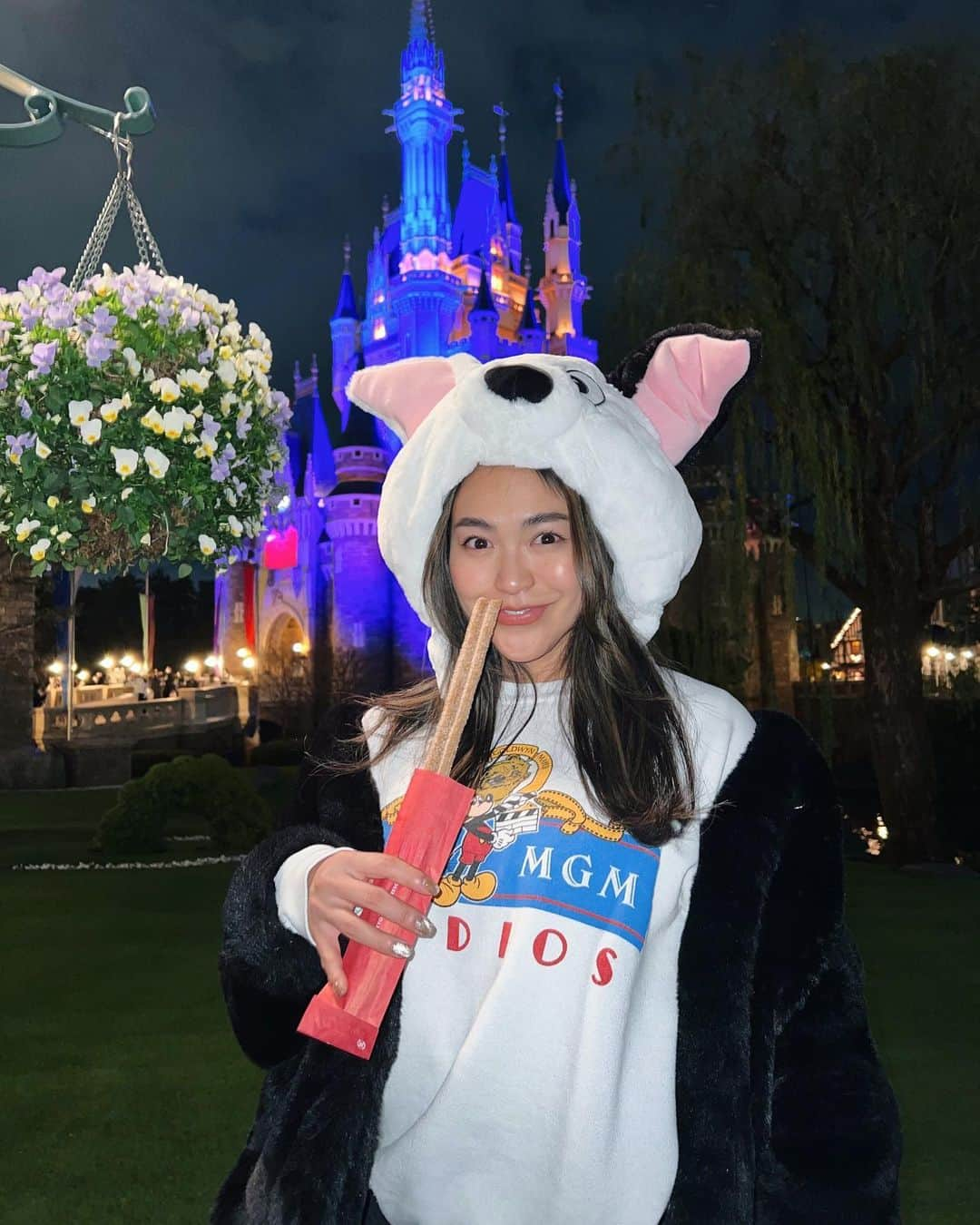 國井美沙妃のインスタグラム：「夕方からだけれど夢の国、満喫してます🏰🌃✨ クリスマスシーズンが一番好きっ🥺 いつもサプライズでチケット取ってくれている🥺  #disneyland #disneyworld」