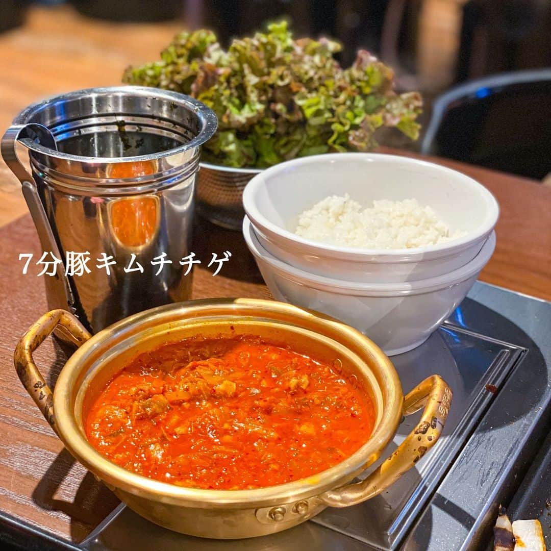 鍛治麻衣子さんのインスタグラム写真 - (鍛治麻衣子Instagram)「＼ あの味が心斎橋でも食べられる！／ ⁡ ⁡ 鶴橋で大行列なあのお店が心斎橋にも... 韓国のあの味を心斎橋でも楽しめます！ 鶴橋と比べて穴場の有名店をご紹介したいと思います🙌🏻 ⁡ - ̗̀📢 しばらくは大阪のお店の時差投稿があります🙏🏻 ⁡ 📍大阪 / 心斎橋 【 セマウル食堂 心斎橋店 】 @semauru_shinsaibashi  ⁡ ＿＿＿＿＿＿＿＿＿＿＿＿＿＿＿＿＿＿ ⁡ 場所は地下鉄心斎橋駅から徒歩2分の場所🙌🏻 駅からも近くて鶴橋店よりもサクッと入れる感じ！ ランチタイムに行きましたが並ばずにスムーズに入店 することが出来ました🙋🏻‍♀️私が行った時は予約不可だった のですが今は予約も出来るようです！  ただ12月は込み合っていて土日祝の18:00以降は予約不可 なのでご注意ください⚠️それ以外は予約出来ます🙌🏻 ⁡  一度食べたら病みつきになる7分豚キムチチゲや ヨルタンプルコギなど韓国で食べるあの味が 心斎橋でも食べることができます👏🏻 ⁡ メニューはありますが、注文はQRコードでスマホ からオーダーする方法です！そこは鶴橋店も同じです🙋🏻‍♀️ ⁡ 中でもオススメはソグムグイ(豚肩ロース塩焼き) 部位で言うとモクサル(肩ロース)です🙌🏻 脂が少なめでさっぱりしたお肉が好きな方に凄くオススメで セマウルのモクサルは食べやすくて柔らかくて大好き☺️ モクサル食べた事ない方は是非頼んでみて下さい🙏🏻 ⁡ ┈┈┈┈┈┈┈┈ 頼んだメニュー ┈┈┈┈┈┈┈┈ ⁡ ☑ ヨルタンプルコギ ¥980 ☑ ソグムグイ ¥980 ☑ 7分豚キムチチゲ ¥880 ⁡ 📢お肉の注文は2人前からです！ ⁡ ┈┈┈┈ 感想...☟ ┈┈┈┈ ⁡ 短期間にお友達と2回訪問！最初はかずさちゃん @0630_0225 と一緒に2回目は大人ARMY会で @aya.n.aya @maik0rea @0630_0225 達とみんなで💜 ⁡ やっぱり何度食べても美味しい...7分豚キムチチゲって なんでこんなに美味しいのでしょうか？？笑 本当に病みつきで韓国に来てからもよくペダルします🥺 ⁡ かなり時差投稿ですが私が行った時、心斎橋店は 鶴橋店より並んでなくて(ランチタイム)サクッと 入れました🙋🏻‍♀️ ⁡ セマウルのモクサルが美味しくて大好きです🤤 サムギョプサルよりモクサルが好きなのでさっぱりした お肉が好きな方は是非食べてみて欲しいです🙌🏻 ⁡ そして大好きな7分豚キムチチゲ🌶 ご飯の上にかけて韓国のりをたっぷりかけて混ぜて 食べるこのスタイルって食欲そそられますよね！🥺 ⁡ 予約も受付ていますが12月の土日祝の18:00以降は 予約不可だそうなので注意してくださいね🙋🏻‍♀️ ⁡ あと少しだけ大阪のお店投稿お付き合いください🙏🏻🤍 ⁡ ┈┈┈┈┈┈┈┈┈┈┈┈┈ お店の情報はこちら☟☟☟ ┈┈┈┈┈┈┈┈┈┈┈┈┈ ⁡ 【 セマウル食堂 心斎橋店 】 @semauru_shinsaibashi  ⁡ 📍 大阪市中央区心斎橋筋1-3-29 1F 🚇 心斎橋駅 徒歩2分 📅 定休日 年中無休 ⏰ 営業時間  11:00～23:00  ⁡ ⁡ 🇰🇷大阪オススメスポットまとめ🇰🇷 ￣￣￣￣￣￣￣￣￣￣￣￣￣￣￣￣ #MAIKOの大阪オススメスポット ⁡ ⁡ ━━━━━━━━━━━━━━━━━━━━━━━━━━━ ⁡ #セマウル食堂#セマウル食堂心斎橋店#大阪韓国料理#韓国料理#韓国料理大好き#韓国料理好きな人と繋がりたい#韓国料理屋#韓国料理🇰🇷#韓国料理好き#大阪グルメ#大阪ランチ#大阪ディナー#大阪ミナミ#大阪焼肉  ⁡ ━━━━━━━━━━━━━━━━━━━━━━━━━━━」12月20日 20時50分 - maiko_korea