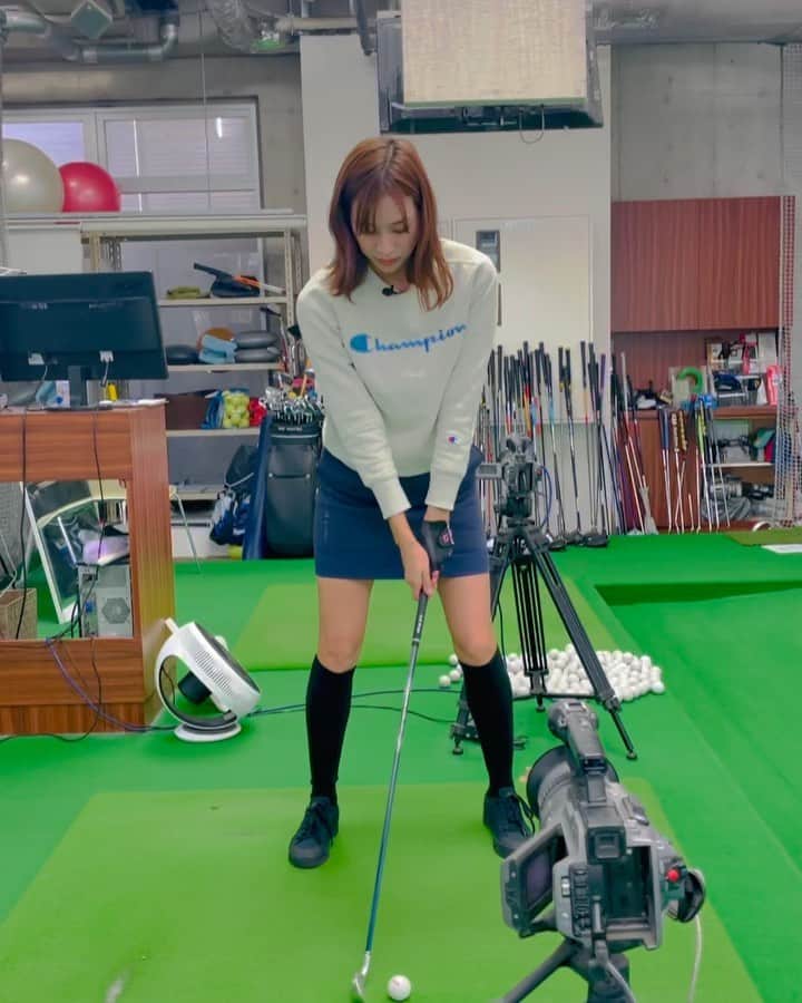 紺野ゆりのインスタグラム：「【YouTube】 ひろ先生のレッスン動画がupされましたーーー！！  目指せ、女子プロスイング‼️  私は、右に乗ったままインパクトしてしまい、 飛距離に繋がらないので、今回はしっかり下半身を使った動きを習いました❣️  サムネの、垂直跳びがすごくわかりやすく。。。 習ってすぐの割には、うまく打てたかな？🥰？ なかなかタイミング難しいけど、身につけたい！！！✨  とってもわかりやすいので、ぜひ見てね♡ 一つ前に載せたインスタの動画も、それを意識して練習した動画です。  YouTubeはストーリーかハイライトから見れます❣️  #yurigolf🦋  #golf#golfswing#ゴルフスイング#golfwear#ゴルフ女子#골프#골프스윙#골프여자 #ゴルフウェア#ゴルフレッスン#チャンピオンゴルフ#championgolf#六本木ヒロゴルフアカデミー ゴルフアカデミー」