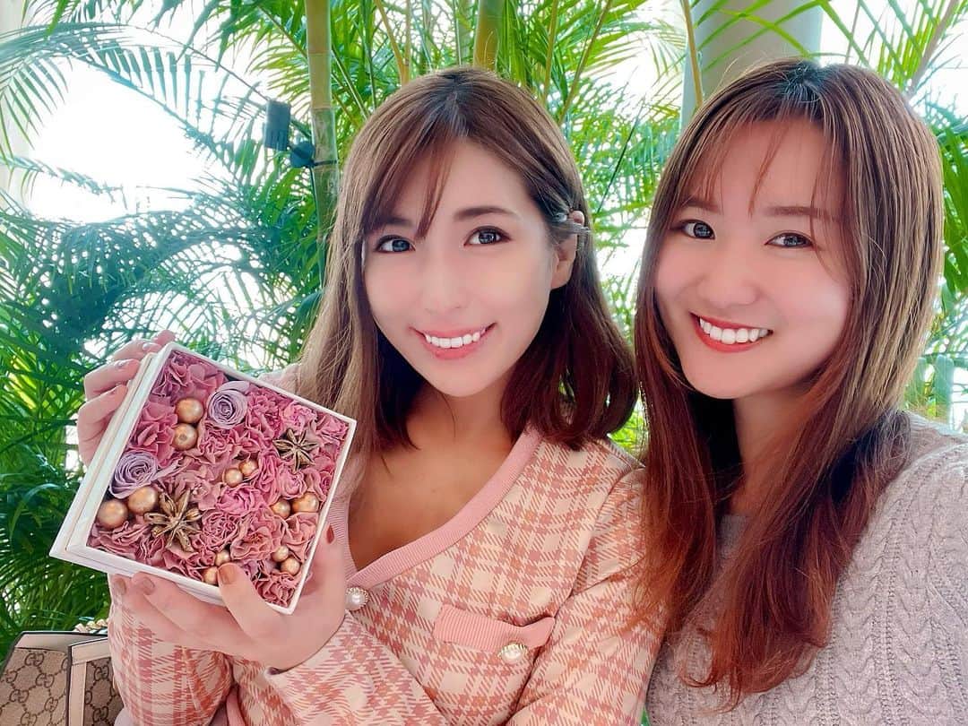 星野ナミのインスタグラム：「りほちゃんとアフタヌーンティーしてきた🫖 可愛い本物のお花も貰ったので今年いっぱい愛でたいと思います💐  同じ年だけど尊敬するところ沢山で大好き💕  #幸せtime #teatime #tokyoedition #afternoontea #flower」
