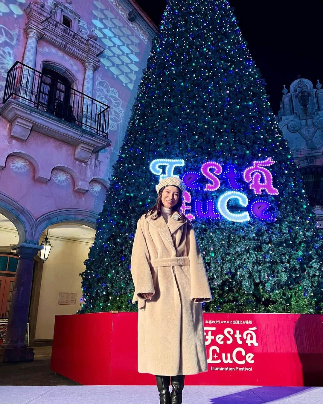 森川侑美のインスタグラム：「年内ラスト中継🎄 @wtv_56  テレビ和歌山の6wakaイブニング番組内で 和歌山マリーナシティのフェスタルーチェへ🏰 @festaluce   とっても綺麗で撮影の合間合間に必死で動画撮りましたが 足りなくて悔しい🥺  毎年テーマが変わるフェスタルーチェでの 今年のテーマはスイスなフェスティバル🇨🇭🧀❤︎ 随所でスイス文化を感じられました☺️  テンションが上がりきってしまい、仕事を忘れ 素でキャッキャしてたらしっかり実行委員会会長にツッコミ入れて頂き、 1年を締めくくりました🎄笑 @furusawa_digitec   皆さま、大変、本当に大変、お世話になりました🐮 来年もどうぞ宜しくお願い致します🐯  #テレビ和歌山#6wakaイブニング#レポーター」