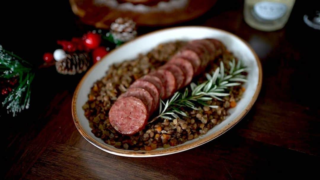 Samantha Leeのインスタグラム：「There’s always a lot that goes into planning the ultimate Christmas. Decorate a Christmas tree, wrap presents and Christmas recipes. With this irresistible Italian classics- Cotechino with lentils, Pandoro and Prosecco, I’ve got my Christmas dinner covered. It’s super simple to prepare and able to have other alternative recipes with smaller portion sizes for an intimate gathering for the perfect traditional Christmas dinner. ( @happyfresh_my )#eathealthytasteitaly #happyfreshmy #freshlyhandpicked」