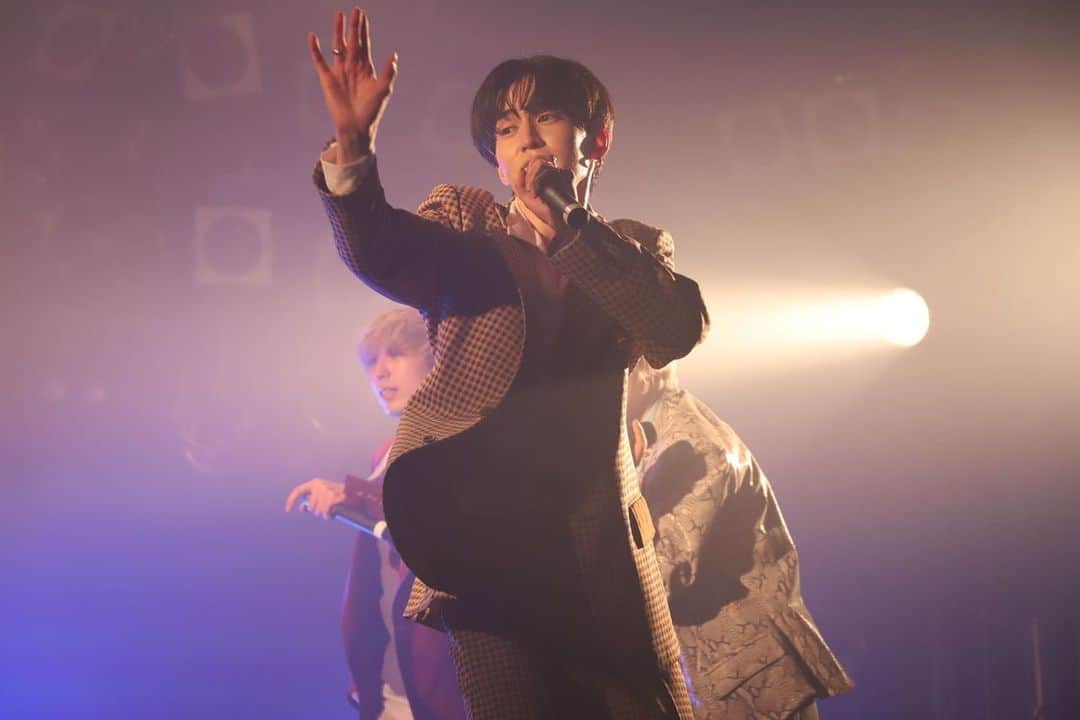 KOHEYさんのインスタグラム写真 - (KOHEYInstagram)「沢山の方に感謝。  今回のツアーは僕たちにはもったいないくらいの沢山の大人の方々にサポートしていただきました。  このツアーは自分にとっても凄く貴重な経験をさせていただきました！  今回は7大都市全てに照明さん制作会社の方がついてきてくれていてどの公演も常にベストなステージを作ってくださいました！  演出も演出家の方に入ってもらいシャルフくんをはじめメンバーの意見を聞いてもらいステージングをしていただきました。  他にも書ききれないくらい見えない所で沢山の方に支えられて初めてステージに立ててます。  本当に感謝しています。  そしてツアーに来てくれた皆さん。 皆さんなくしてこのツアーは成り立ちません。 コロナの影響もあって僕らアーティストとお客さんの距離が離れたと感じた時もあったけど、それは自分の考えすぎでずっと待っていてくれたんだとステージに立って改めて実感しました。  皆さんが自分らの音楽で少しでも支えになれていたらそれだけで大満足です。  まだまだ課題だらけではありますが、僕はまだ夢を追い続けるし、色々な挑戦をしようと思います。  最高な2021年になったってもう言えます。(まだ今年終わってないけど)  僕らに携わってくれた全ての方に感謝しています。 Lantana Tour 2021 ご来場頂きまして誠にありがとうございました！  これからよろしくお願いします！！」12月20日 21時33分 - are_kohey