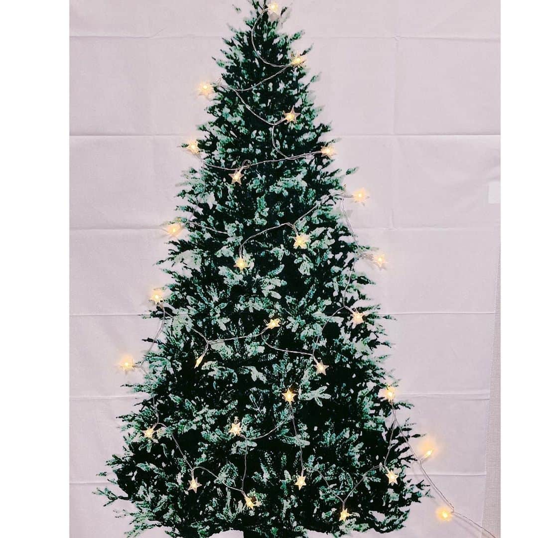 山本成美さんのインスタグラム写真 - (山本成美Instagram)「⁡ ⁡ もうすぐchristmasだよ✨ ⁡ ツリー飾りたかったけど収納場所ないから タペストリー飾ってる🎄十分かわいい✨ ⁡ そろそろ年内最後の美容周り♪ あとは @sbeautyclinic だけかな👍  毛穴の大掃除して家の大掃除したらあとは年越すだけだよ〜🙄  その前にセルフサンタさん🎅 何買おうかな？🎁  #meerychristmas  #エスビューティークリニック  #美肌生活 #肌ケア #肌質改善  #sbeautyclinic #skincare  #skinpeeling #facecare」12月20日 21時27分 - narumi_vivi
