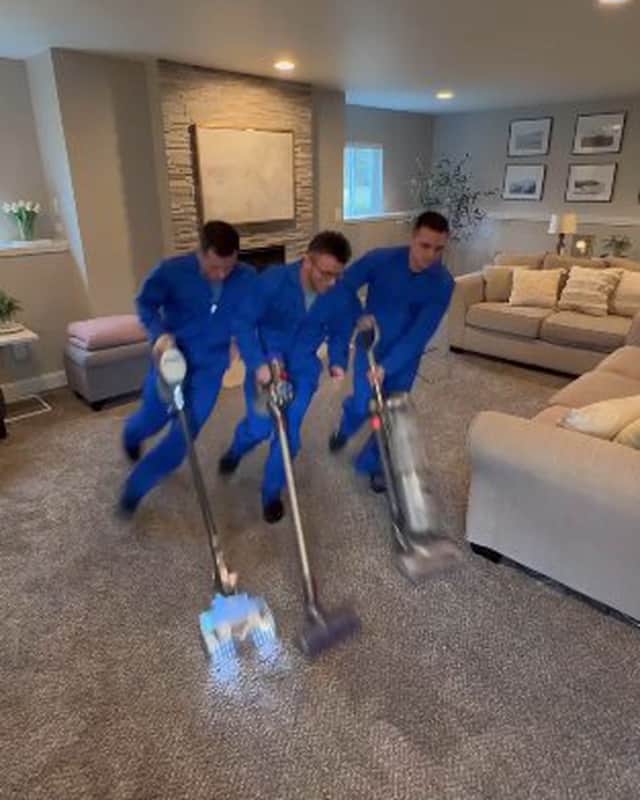 runplanetのインスタグラム：「What if sprinters worked in house cleaning service🧹🤣Be sure to share with a friend! We can post your content in our page, send it to @runplanet DM ⠀ Video by @daniellabelle1」