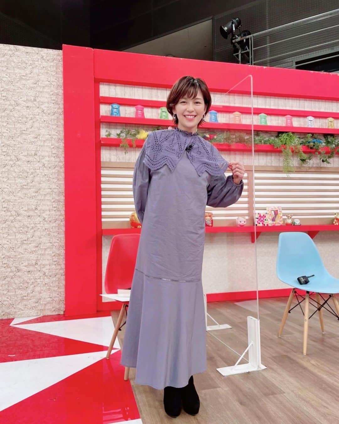 中野美奈子のインスタグラム：「明日21日（火曜日）23時30分から『乃木坂46のザ・ドリームバイト』オンエア！  クリスマス直前という事で、乃木坂メンバーのクリスマスの思い出も聞きましたよ♡ 初登場の筒井あやめちゃんは17歳！ もう娘でもおかしくない歳の差w  みんな可愛くていつも癒されます。  お時間がある方は是非ご覧ください！  収録日が誕生日近くだったので、お世話になってるメイクさんとスタイリストさんからプレゼントいただきました。 オシャレ！ トラベルセットとモイスチャーアルコールスプレーと火を使わないアロマ。 こちらも癒ししかありません。 ありがたやー。  #乃木坂46のザドリームバイト  #ピーターパン襟 が流行ってるらしい  #秋元真夏  #樋口日奈  #筒井あやめ  #霜降り明星   #中野美奈子」