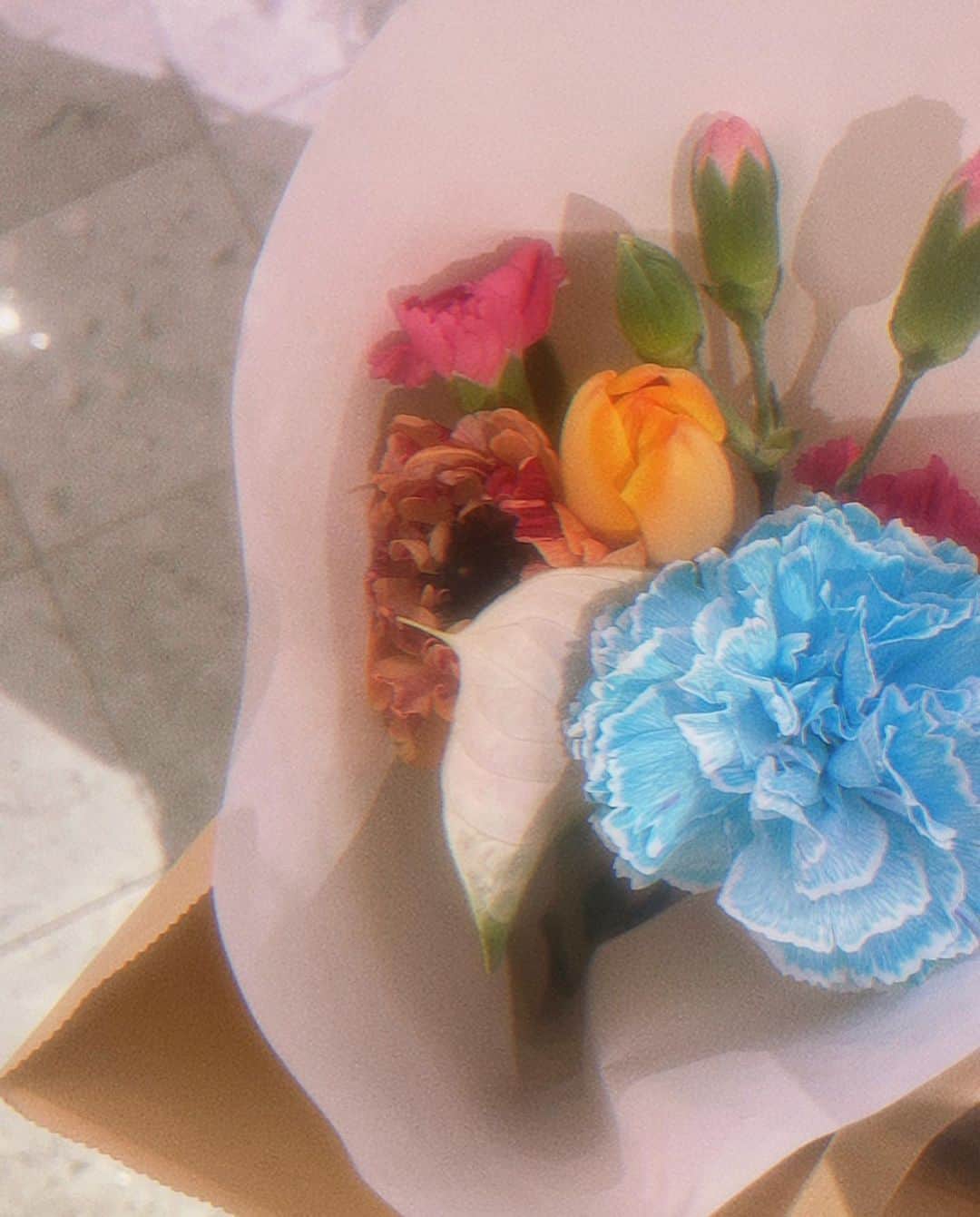 加治ひとみさんのインスタグラム写真 - (加治ひとみInstagram)「帰り道にお気に入りのお花屋さんへ💐  𝟞枚目からはお家に飾ってるお花だよ☺︎  🧥☞ @burberry  🧢☞ @ca4la_official」12月20日 21時43分 - kaji_26