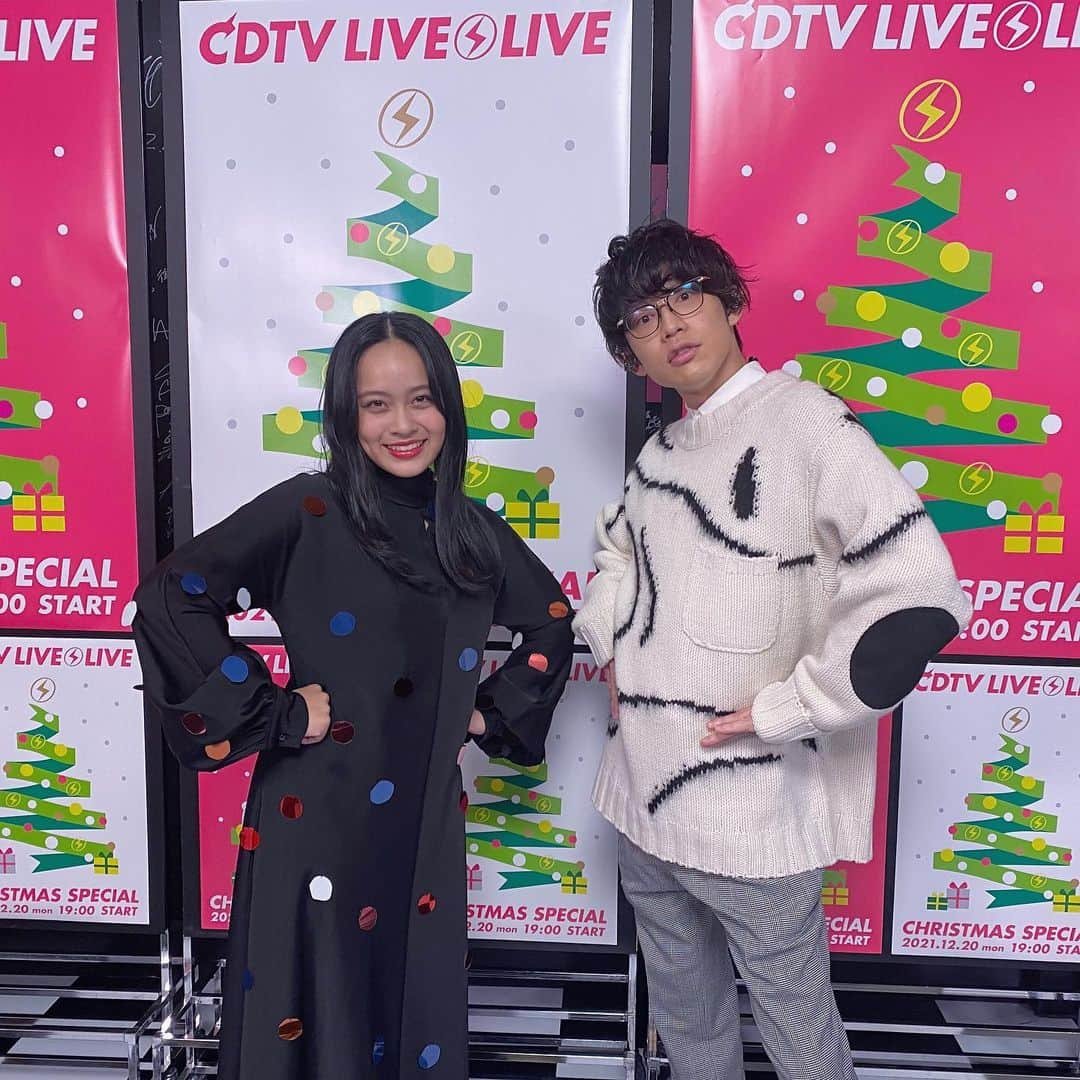 川崎鷹也のインスタグラム：「CDTVライブライブありがとうございました🔥清水美依紗さんとの『輝く未来』緊張したけど楽しかったなぁ。 #cdtvライブライブ #清水美依紗 #川崎鷹也 #輝く未来 #新衣装 #白ニット #チョコレートが入ってるタイプのクッキー #たまに食べたくなるやつ #肘破れたんか #そういうデザイン #デザイナーの遊び #そういうの好き #タグで遊ぶな」